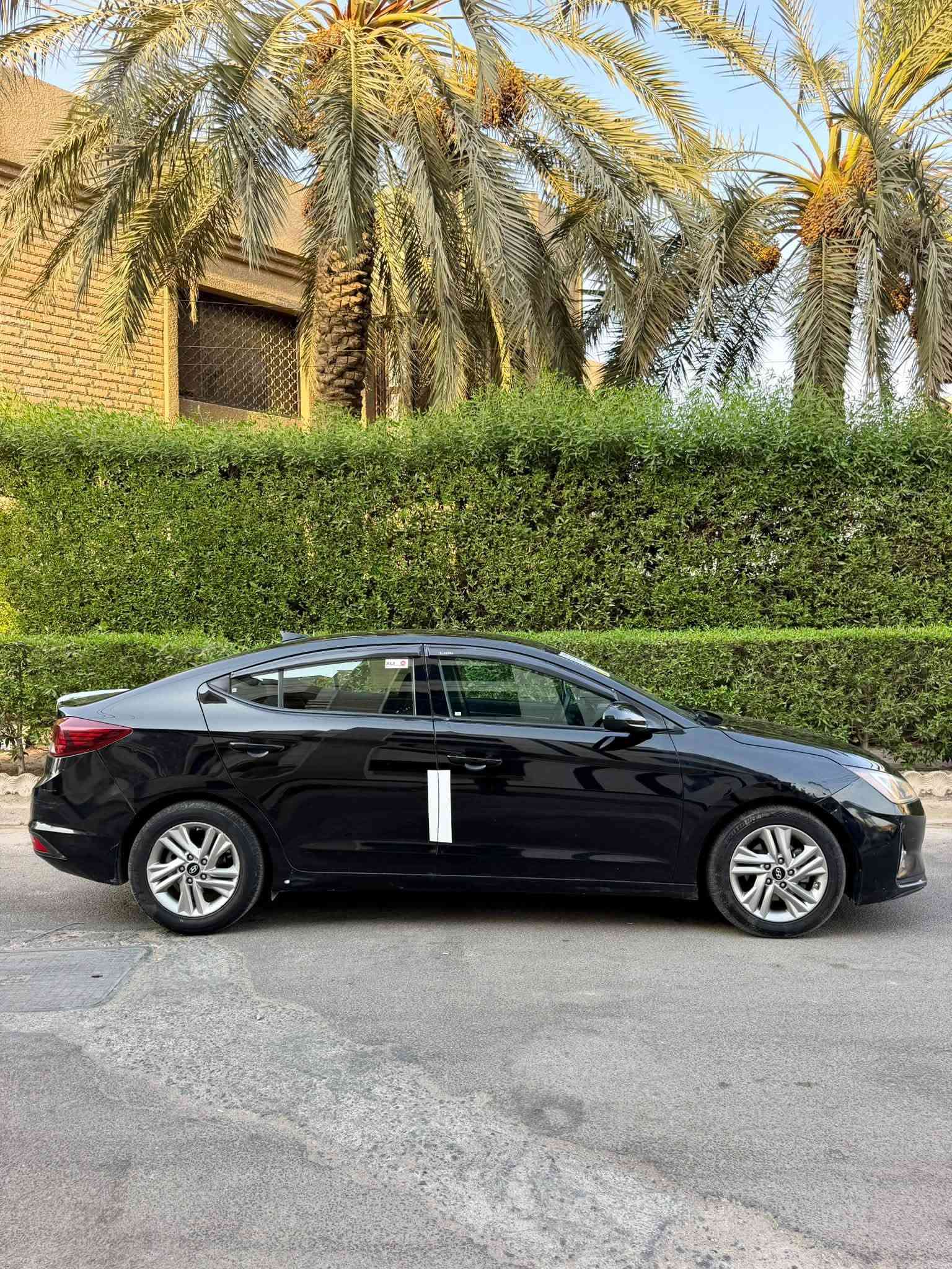 السلام عليكم
النترا 2020 امريكي 
رقم دهوك الانكليزي بأسمي 
حادثها طخه بالبيبان وبالصندوق 
السياره كلها ليبل واحد بدون تبديل 
مكينه ٢٠٠٠دوش وكير  مامفتوحات 
كير حداديه تخم تاير تبريد خير من الله 
سياره جديده جداً 
ماشيه 93 حقيقي 
السعر ١٠٧وبي مجال بسيط 
المكان بغداد 
رقم الهاتف *********** 
((غير متواجد ع فيس))
