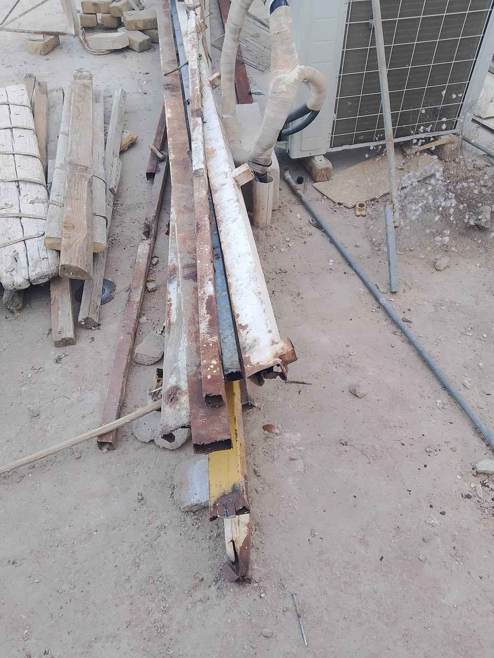 سلام عليكم سندويج العدد 5 طول 4 متار وعماريات العدد 4 ثنين طول 4 متار وثنين طول 5 متار وشخاط وبوري مربع شتريد ابيعك شوفت عينك مكان نجف ***********
