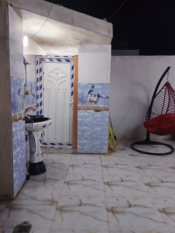 السلام عليكم بيت للبيع في منطقة البانوراما طابو قريب على الشارع العام مساحتة ١٣٠م
استقبال وصالة ومطبخ وحمام وغرفتين نوم وصحيات خارجية بيت مرتب ونظيف بناء حديث 
للاستفسار التواصل على الرقم *********** أو واتساب

