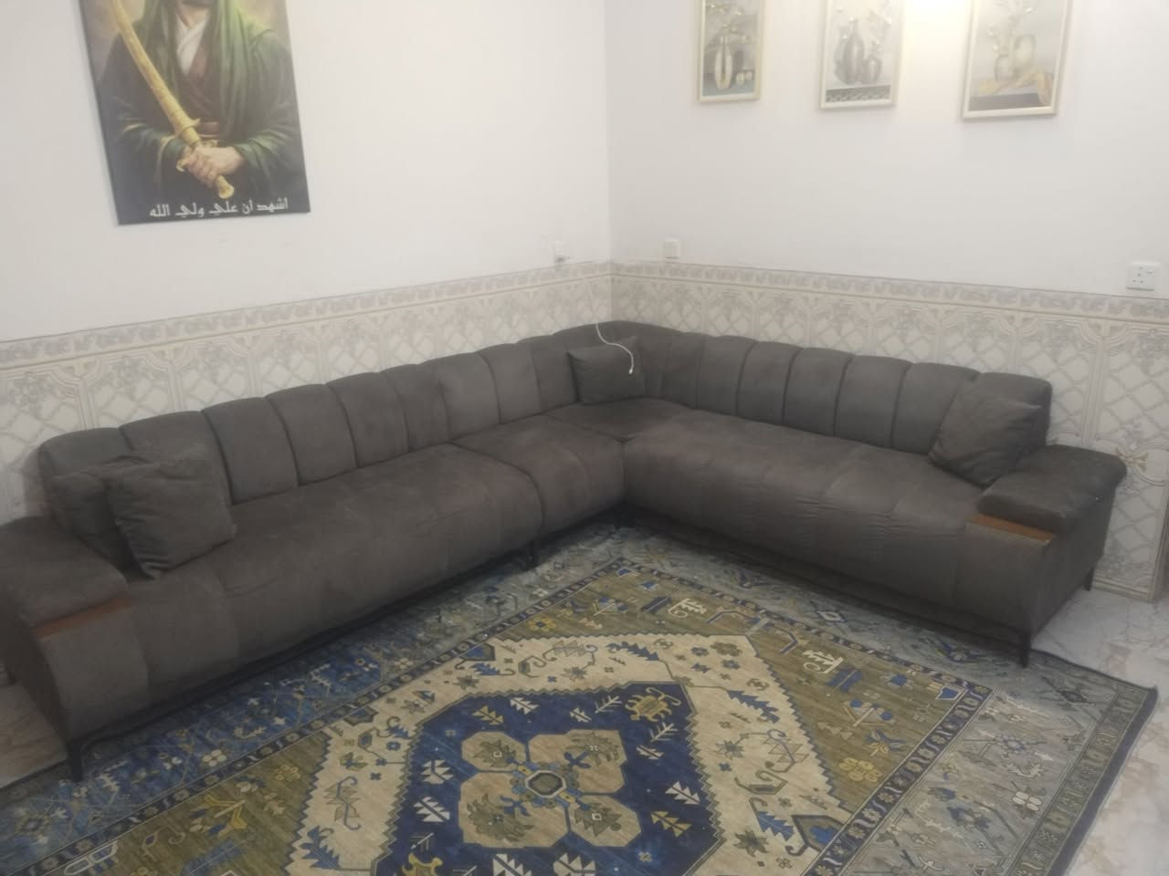 ديوان للبيع جديد صار شهرين من ماخذه بس اريد انتقل عرضته للبيع سعره ٢٤٠ الف مكاني بلديات بعده جديد ***********
