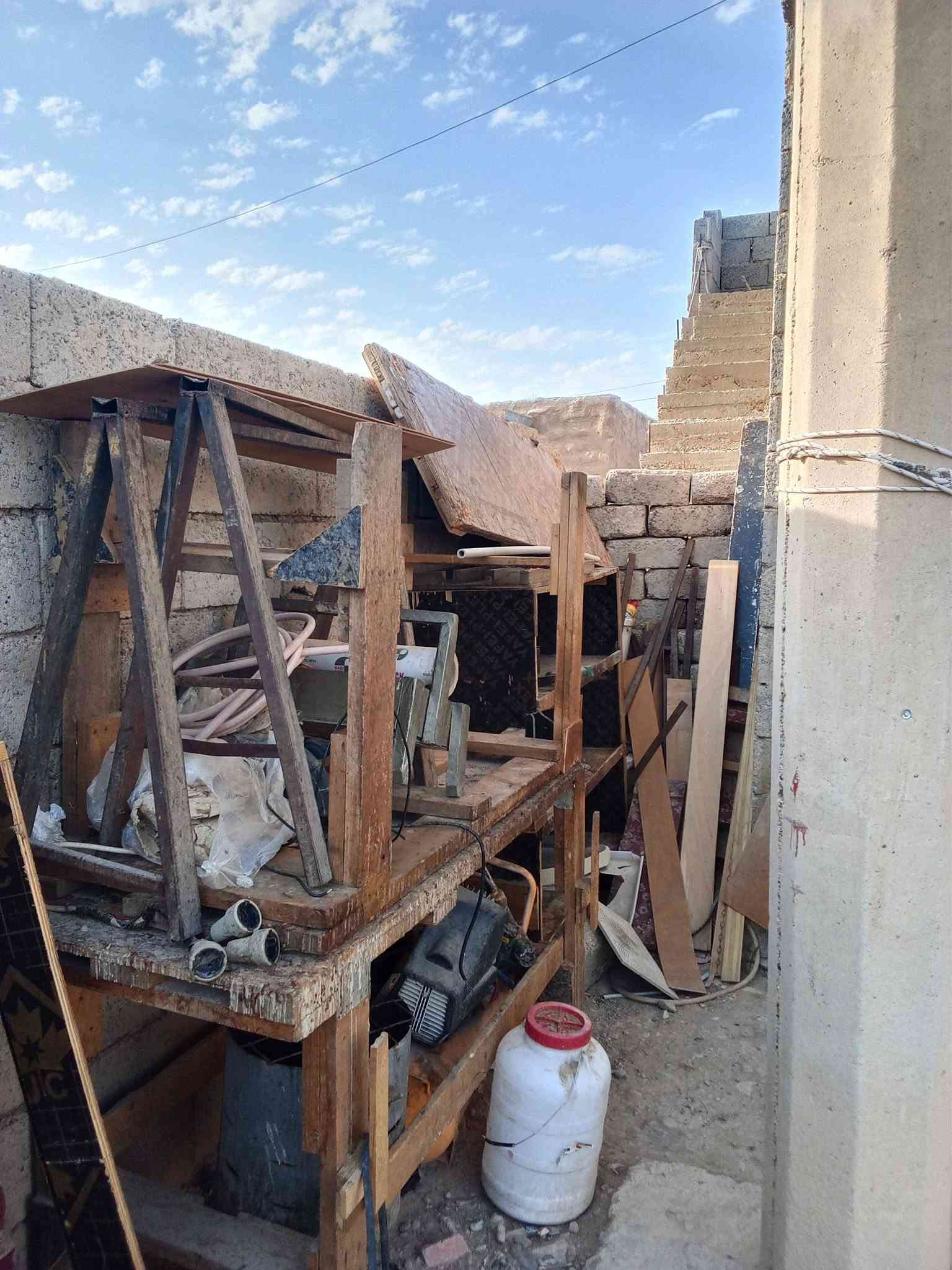 غراض نجاره كامله للبيع المكان قرية البعبيد اتصل ***********
