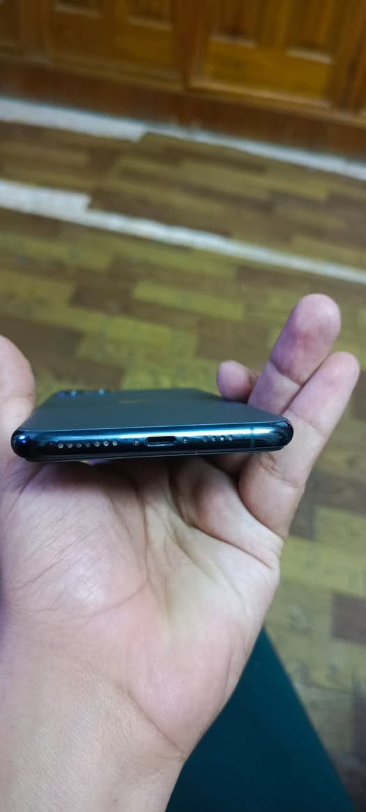 آيفون 11 برو ماكس ذاكرة 512 نضيف جدا ما داخل تصليح بطاريه 70 شحنه زين رايده ب 325  الف قفل ***********
