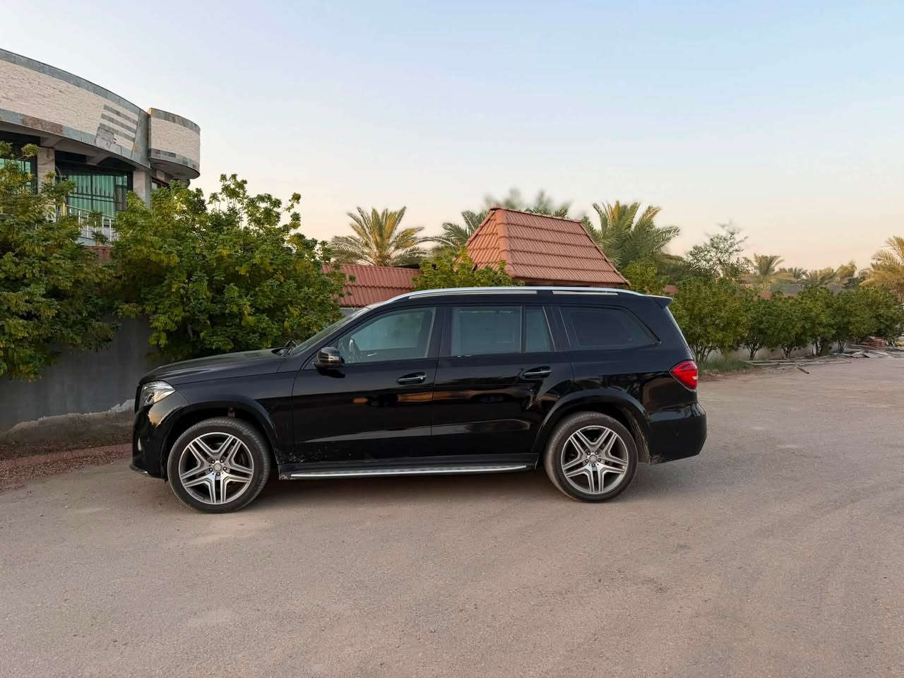 مارسدس. ٢٠١٨ gls/500 مكفوله كفاله عامه
رقم بغداد باسمي مميز
ماشيه ١٣٥ 
سياره جديده فول مواصفات للأخير 
تخم تاير حداديه كير محرك كله مكفول 
بنوراما 
ابواب شفط
كشنات جلد كهرباء 
بردات خلفيه
كامره خلفيه 
خمس بصمات 

السعر ٤٣٠٠٠$ وبيه مجال موجوده بالحله 
***********
