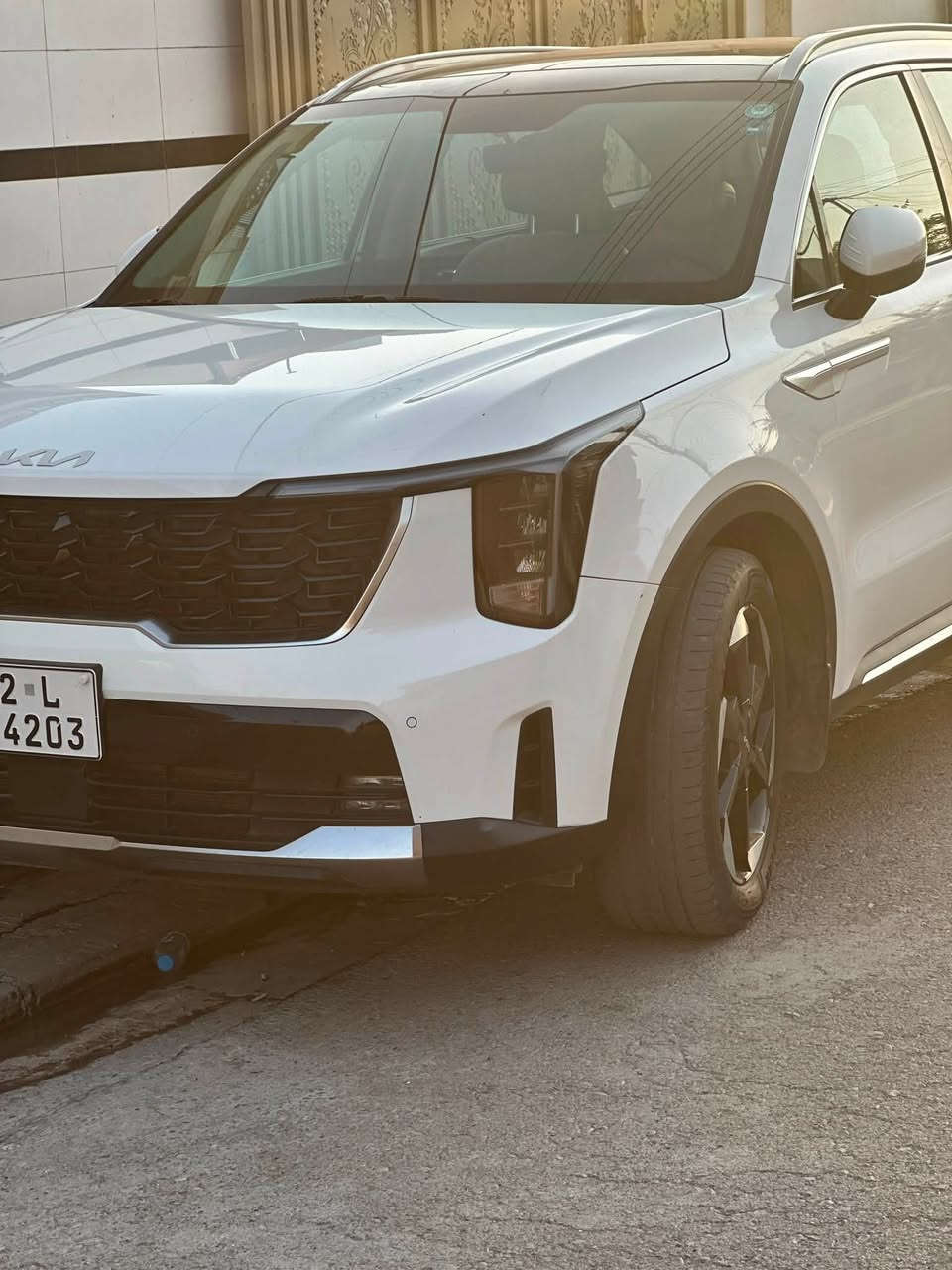 🚗 للبيع | كيا سورينتو 2024 (خليجي)
للبيع كيا سورينتو موديل 2024، فل كامل (Full Option)، بحالة ممتازة جدًا واستعمال نظيف.

المواصفات:

* ✅ موديل: 2024
* ✅ خليجي ومكفوله* 
* ✅ جير أوتوماتيك
* ✅ اللون: أبيض مع سقف أسود
* ✅ داخلية (قمارة) سوداء
* ✅ ممشى: 58,000 كم
* ✅ فتحة سقف
* ✅ كاميرات
* ✅ حساسات
* ✅ مقاعد جلد
* ✅ تشغيل بصمة
* ✅ فتح وتشغيل بصمة للأبواب الأربعة

السيارة نظيفة جدًا، جاهزة للفحص بأي مكان تختاره، ولا تحتاج أي مصروف.

💰 السعر: 310، ويوجد مجال 

للاستفسار والمعاينة، التواصل على الخاص أو الاتصال ***********
