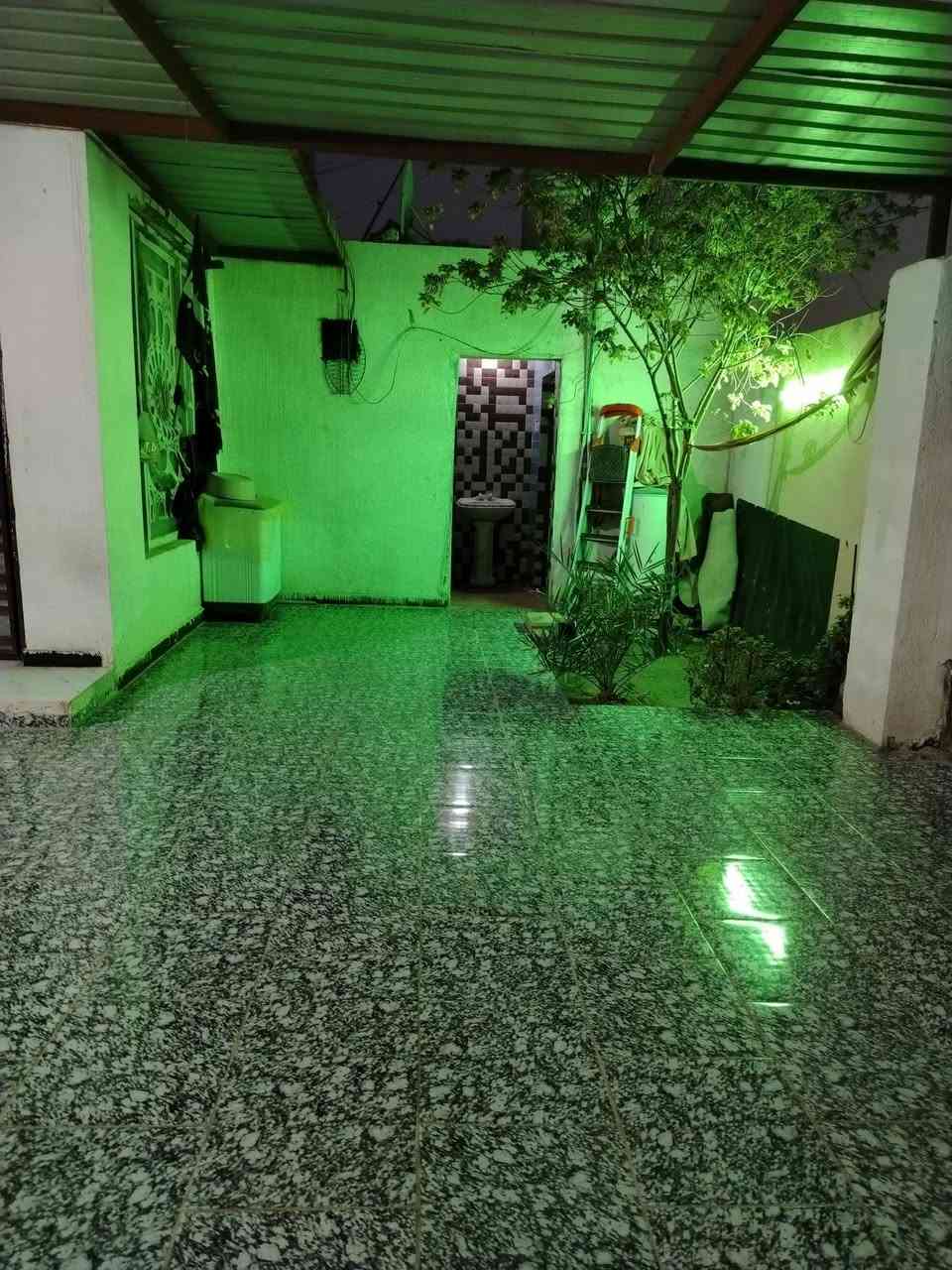 سلام عليكم ورحمة الله وبركاتة بيت للبيع مساحته 220 متر بيت ساحه وصحيات خارجيه وداخليه وديوانيه ومطبخ وصاله وغرفتين ومنور خدمات مجاري ماي كهرباء كلشي متوفر الشوارع راح تبليط عن قريب  سعر 65 مليون وبي مجال بسيط بس الشراي ينتصل على هذا الرقم ***********
