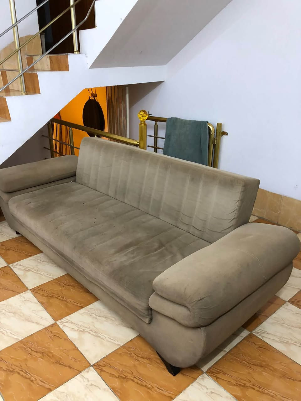 اغراض بيت • سفر • كنب