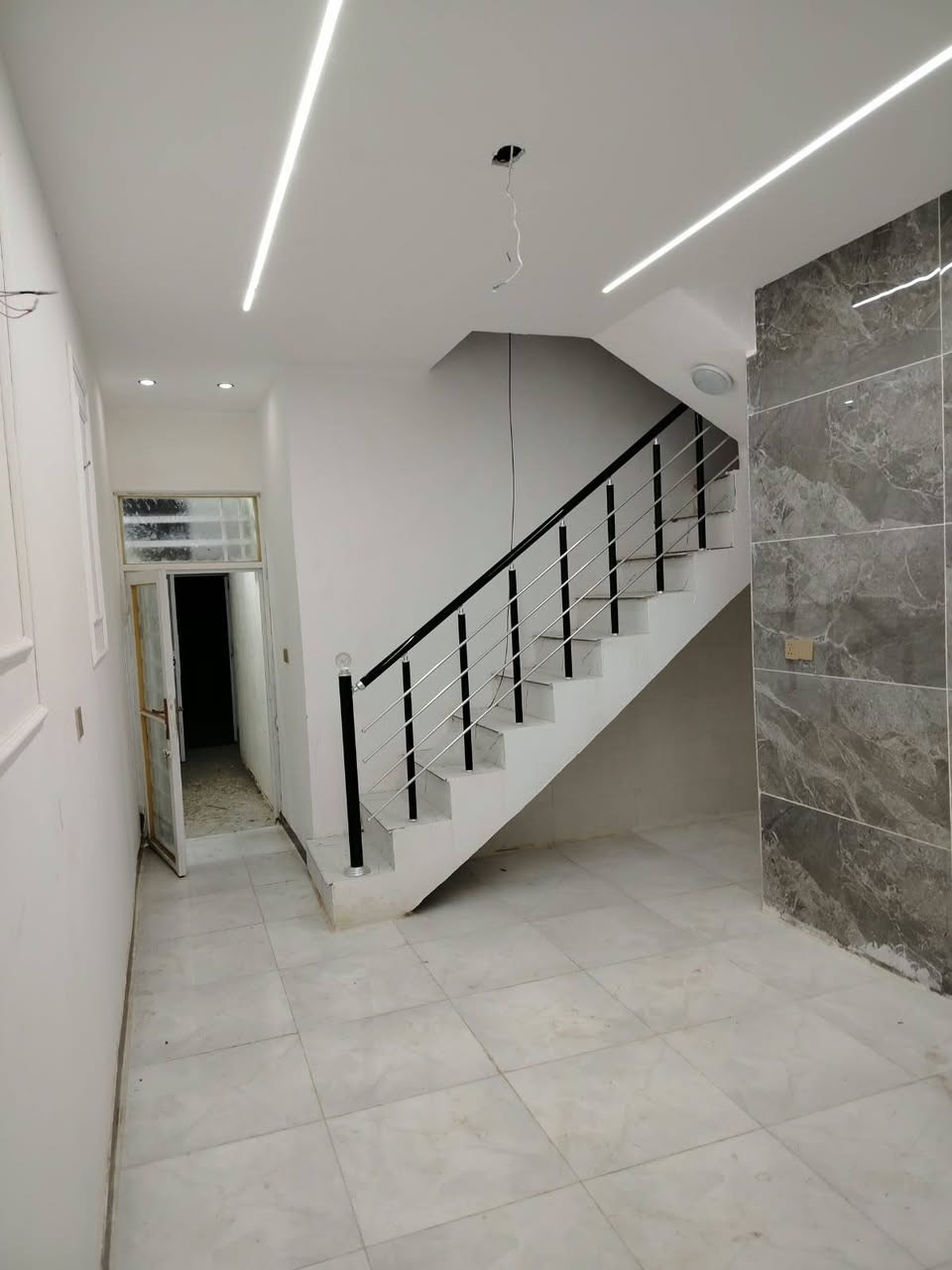 دار 65متر طابو زراعي شارع المطار الجديد شارع علكم بناء بلوك السقف صب كونكريت الساس تجعيب طابوك يحتوي على غرفه وصاله ومطبخ وصحيات داخليه وخارجيه وستقبال البيت كله جمسبور السعر 24وبي مجال البيت فارغ تستلم مفتاح مباشر خط مواده وطني انترنيت ضوئي بي كامل للاستفسار زورو مكتب الغريري ركن شارع حاتم الخير 
الرقم ***********
