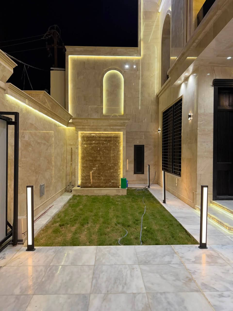 🏠 / دار للبيع مساحه ٢٥٠ م طابو صرف 

               واجهه ١٢ م / نزال ٢١ م 

🧱 بناء حديث درجه أولى 
يباع الدار مع الأثاث ( نقص فقط تخم )
١/نظام طاقه شمسية ليلي ٢٠٠ أمبير ونهاري ٧٥ أمبير
٢/ نظام بداله تلفون 
٣/نظام حساسات ونظام الايرث
٤/جميع غرف النوم درسنك روم 
٥/شلالات عدد٢

الطابق الاول / مطبخ . أستقبال . هول . غرفه . مجمع صحيات . كراج . حديقه 

الطابق الثاني/ ٣ غرف . هول . مجمع صحيات

🌎 الموقع / حي الزهراء قرب مجسر الام     ( موقع مميز عرض الشارع ٢٠ م )

للأستفسار أكثر مراجعة مكتب 
عقارات أراضي بابل الخضراء للمقاولات العامه والتصاميم الهندسية 
شارع ٦٠ .. عمود ٣٠٠ .. مقابل أستدارة علي بقلي 
الشيخ حازم 
وسام محمد 
أبو حيدر / ***********
