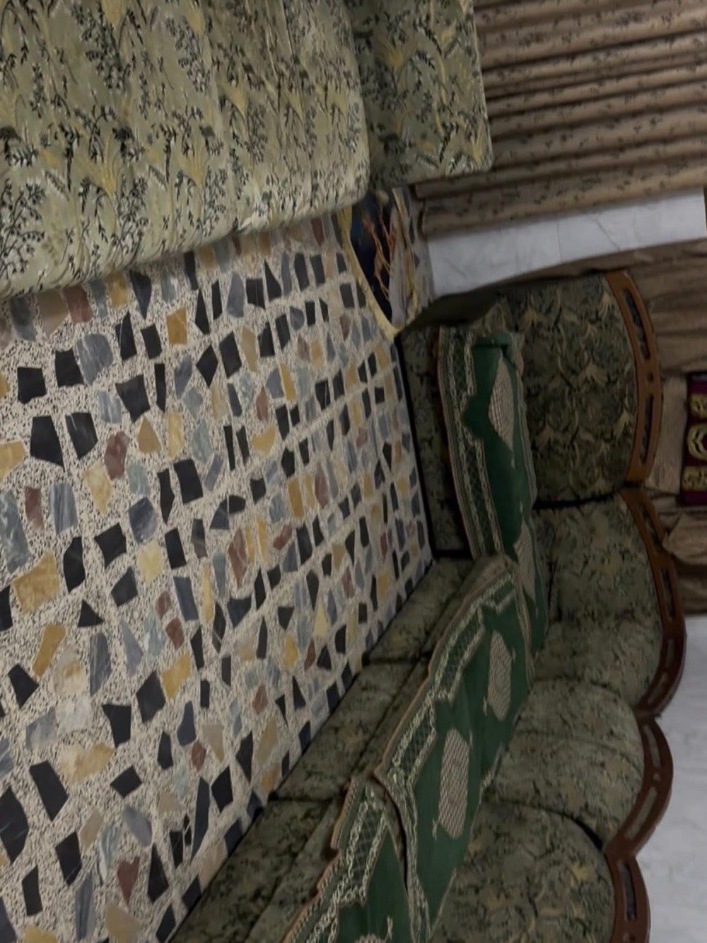 السلام عليكم بيت طابو زراعي في حي السفير قرب شهداء العبيدي الثانيه بناء حديث طابق واحد كمل بيع بسعر مناسب مستعجل علي المساحه125متر للاتصال ***********