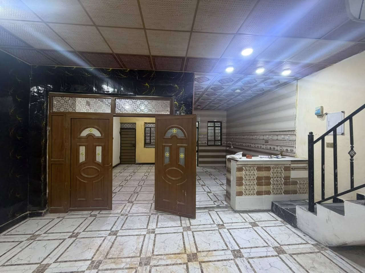 السلام عليكم 
(( منزل للإيجار طابقين بمساحه ١٠٠م ))
العنوان / القبله / حي المركز / 
التفاصيل / استقبال / ثلاث غرف منام / صاله / مطبخ لكل طابق / صحيات عدد ٣ 
للإيجار مقابل ٧٥٠ الف غير قابل للتفاوض 
يوجد درج خارجي للطابق الأول 
للتواصل والاستفسار ***********
