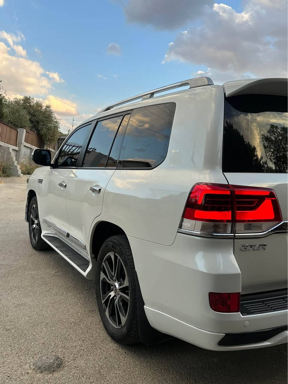Land Cruiser 2016 GXR v8 
جاملغى پيشى په مپه بى ليدرات 
كير و مكينه به شه رت نه كرايته وه سه وتى نيه 
سنوى نوييه به ناوى منه 
٢٠٠ هه زار كم رؤيشتووه 

كتاب جامره شى مرورى هه يه 
سعرى ٣٨٨$ كه ميك مجال 
               ☎️ *********** أربيل, العراق
