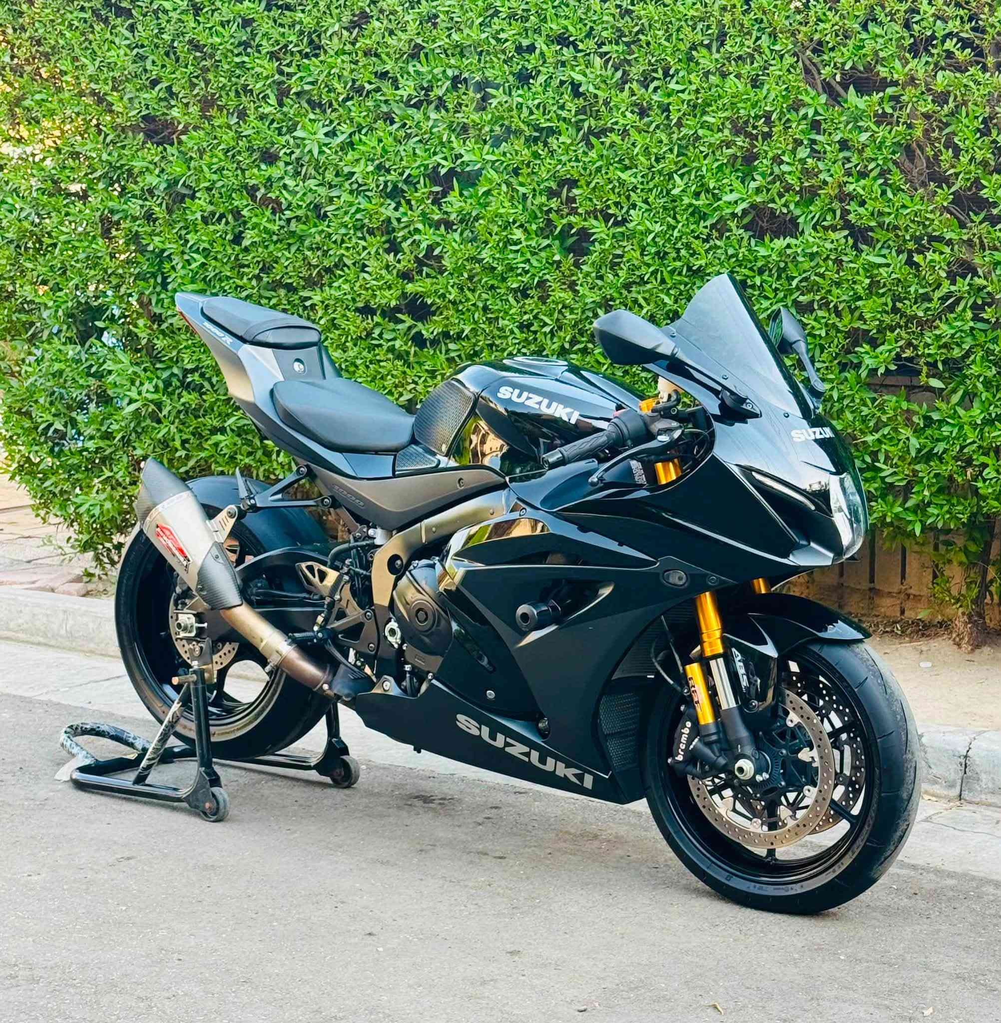 سلام عليكم 
لبيع سزوكي جكسر موديل 23 1000RR
دراجه كفاله عامه دخول قبل شهر 
امريكي كلين بدون حادث صور مزاد موجوده
ماشيه 3000
عليه صلنصه يوشيمارا اصليه 
سلايدرات سيفتي 
واقيه زنجيل كاربون 
دوساات كاربون 
وعليه بعد اضافات 
3 مودات قياده 
تركشنات 
          بريكABS            
الموقع بغداد المنصور 
*********** واتس
