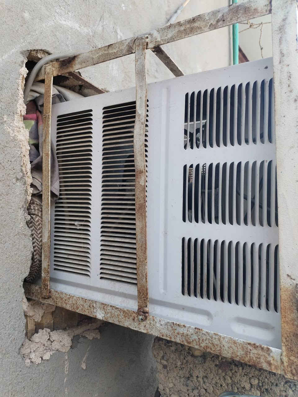مكيف للبيع هو وقفصه مكيف سعره بمجال 200 وبي مجال عنواني النهروان يا مطعم جواد ناس محتا***********
