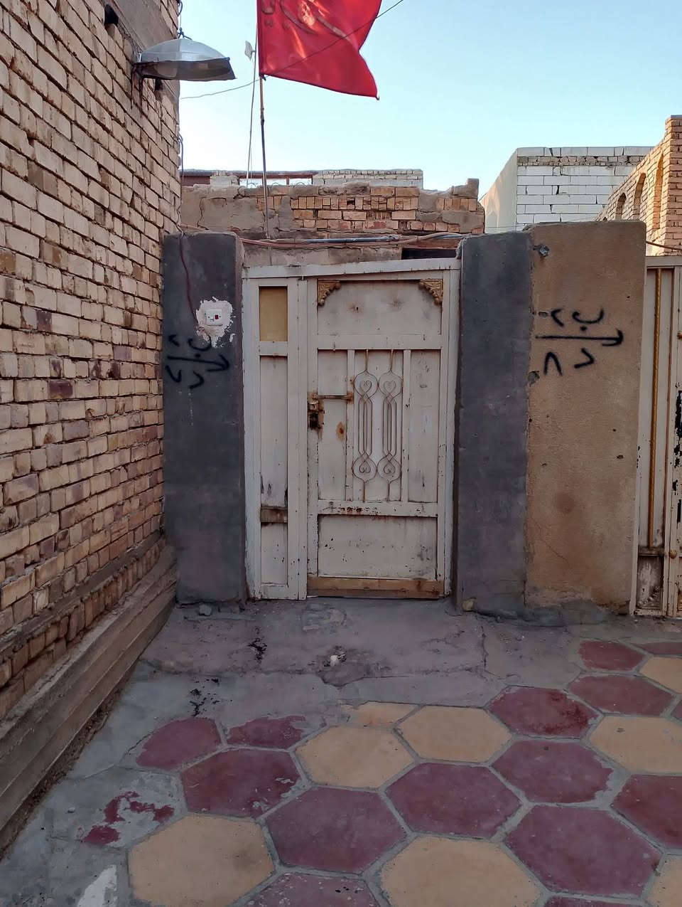 دار للبيع طابو صرف
الموقع حي المشروع خلف مول اوما

المساحة 230 بالطابو 232 واقع حال

يتكون الدار من استقبال +صاله + مطبخ+ 3غرف + صحيات 

كامل الخدمات

#السعر 150 وبي مجال

للاستفسار الاتصال على رقم 
***********
