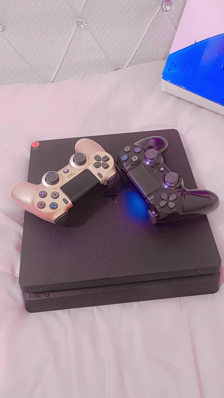 يأتي جهاز بلايستيشن 4 سليم (PS4 Slim) بتصميم أصغر وأكثر هدوءاً وأقل استهلاكاً للطاقة مقارنة بالإصدار الأصلي (Fat)، مع دعم دقة عرض تصل إلى 1080p.المواصفات التقنية الأساسيةالمعالج الرئيسي: وحدة معالجة مركزية AMD "Jaguar" ثمانية النواة (x86-64).معالج الرسوميات (GPU): بقوة 1.84 تيرافلوب، من محرك رسوميات مستند إلى AMD Radeon.ذاكرة الوصول العشوائي (RAM): 8 جيجابايت من نوع GDDR5.سعة التخزين: يتوفر بنسختين 500 جيجابايت أو 1 تيرابايت (من نوع HDD).الأبعاد: 265 × 39 × 288 مم تقريباً.الوزن: 2.1 كغ تقريباً.المنافذ والاتصال:منفذان USB 3.1 Gen1.منفذ AUX.شبكة إيثرنت (سلكية).شبكة لاسلكية واي فاي (يدعم 2.4 جيجاهيرتز و5 جيجاهيرتز).بلوتوث الإصدار 4.0.مشغل الأقراص: قراءة فقط (Blu-ray x6 CAV, DVD x8 CAV).السعر 350 الف واتساب ***********
