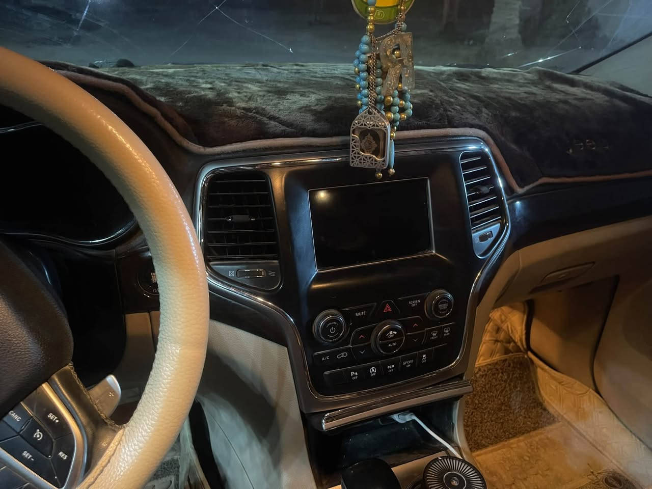 جيب لاريدو موديل ١٨ خليجيه مكفوله من عدا بارد بلباب خلف السائق بارد قليل وخشم الجاملغ الامامي طخه بسيطه موجوده صورتها السعر *********** المكان بغداد
