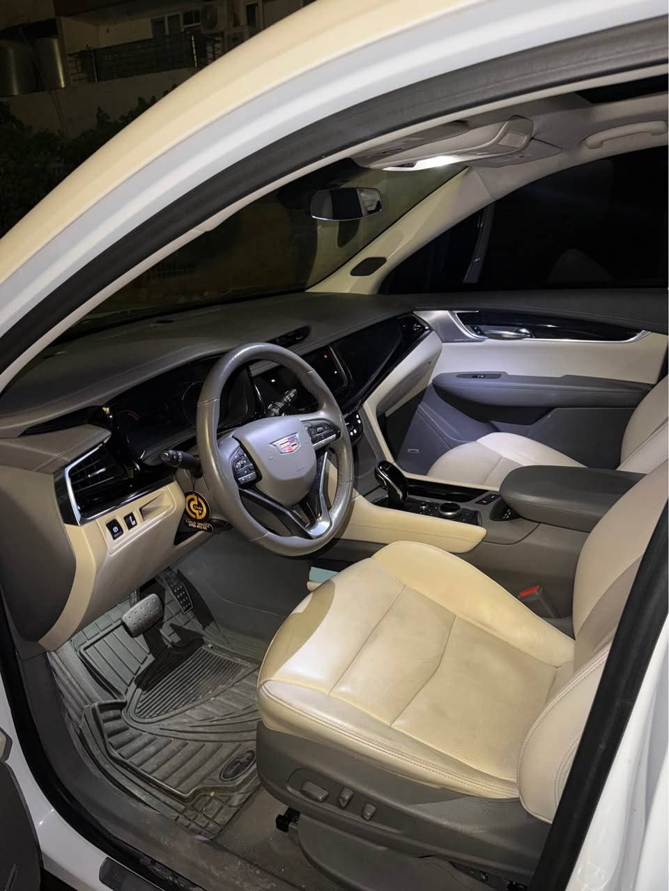 مەکینە و هێز: مەکینەیا 3.6-لتر V6 (یان 2.0-لتر Turbo)، گێڕێ خودکارێ 9-قۆناغی، و سیستەمێ چار تەگەرێن کارا (AWD).
 دیزاینا دەروەیی: گرلا ڕەش یا شێوازێ تۆرێ (Mesh Grille)، چراێن لێد (LED) یێن ڤێرتیکال، و لەحیمێن تایبەت ب فێرژنێ Sport.
 ناڤخۆ و جهێ روونشتنێ: سێ ڕیزێن کورسییان بۆ 6 یان 7 کەسان، و کورسیێن چەرم یێن ب سیستەمێ گەرمکرن و ساردکرنێ.
 تەکنەلۆژیا: شاشەیا لیمسی یا مەزن، سیستەمێ ئەپڵ کارپلی و ئەندرۆید ئۆتۆ، و سیستەمێ دەنگی یێ (Bose).
 سەلامەتی: سیستەمێن پاراستنا پێشکەفتى، پشککنینا نقطەیا کویر (Blind Spot Monitoring)، و کامێرایێن 360 پلەیی.
*********** دهوك, العراق
