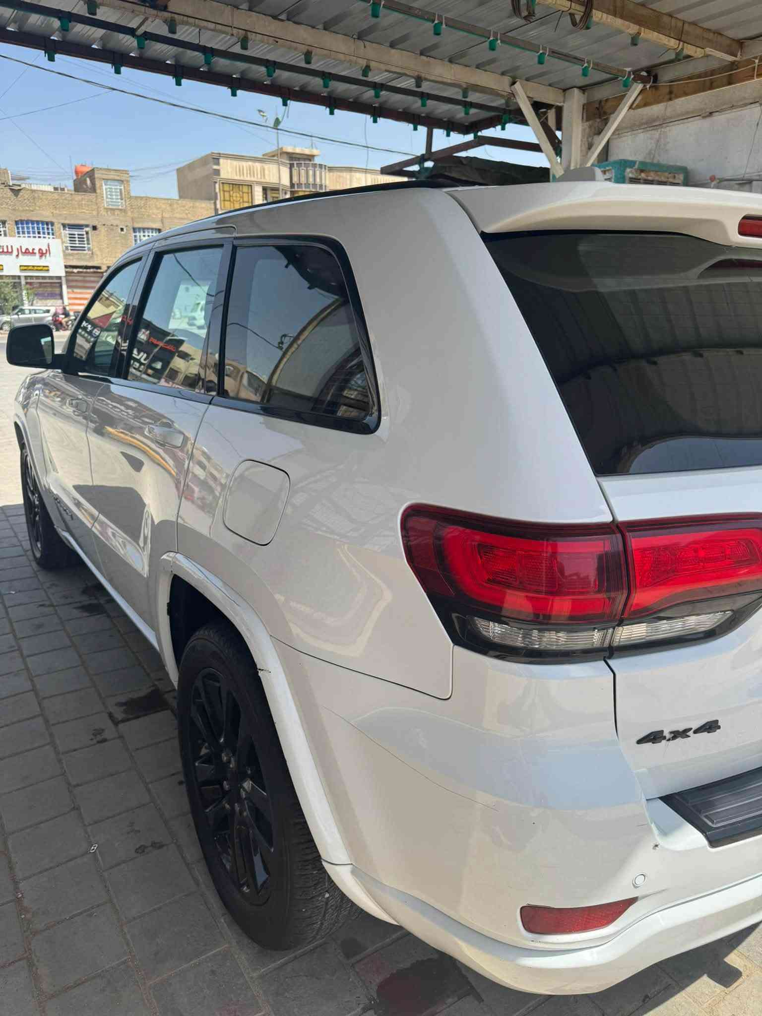 جيب كراند شيروكي امريكي
موديل 18 لون ابيض رقم بغداد

مواصفات 
محرك  V6 3.6
بانورامـا 
ماشيه 87الف
قطعتين تبريد
كشن سايق كهربائي 
كشنات تدفئه + تبريد 
ويل 20 اسود
ستيرن تدفئه + تبريد
صندوك كهربائي 
وبيها خير مواصفات 

# الضرر موضح بالصور وسونار  # السعر 235

موقع بغداد رقم ***********

نص مكتوب في الصور:
- cherokee » Jeep Grand Cherokee Laredo 2018 White 3.6L 6 vin: 1C4RJFAG5JC396607
- Jeep Grand Cherokee Laredo 2018 White 3.6L 6 vin: 1C4RJFAG5JC396607
- Final bid: $18800
- Auction: Copart SOLD
- Lot number: 54877338
- Date of sale: 21.02.2019
- Year: 2018
- cherokee » Jeep Grand Cherokee Laredo 2018 White 3.6L 6
- vin: 1C4RJFAG5JC396607
- Jeep Grand Cherokee Laredo
- 2018 White 3.6L 6 vin:
- 1C4RJFAG5JC396607
- BidFax.info
- cherokee > Jeep Grand Cherokee Laredo 2018 White 3.6L 6
- Lot number: 5487733
- MR. CLEAN CAR
- ***********
- ***********
- ابو يوسف
- ابو سيف
- جهه السائق (جاملغ الامامي)
- جههه السائق (جاملغ خلفي)
- بارد
- سليم
- جهه الراكب (جاملغ الخلفي)
- جهه الراكب (جاملغ الامامي)
- معجون ومفتوح
- تبديل
- معجون
- صيغ