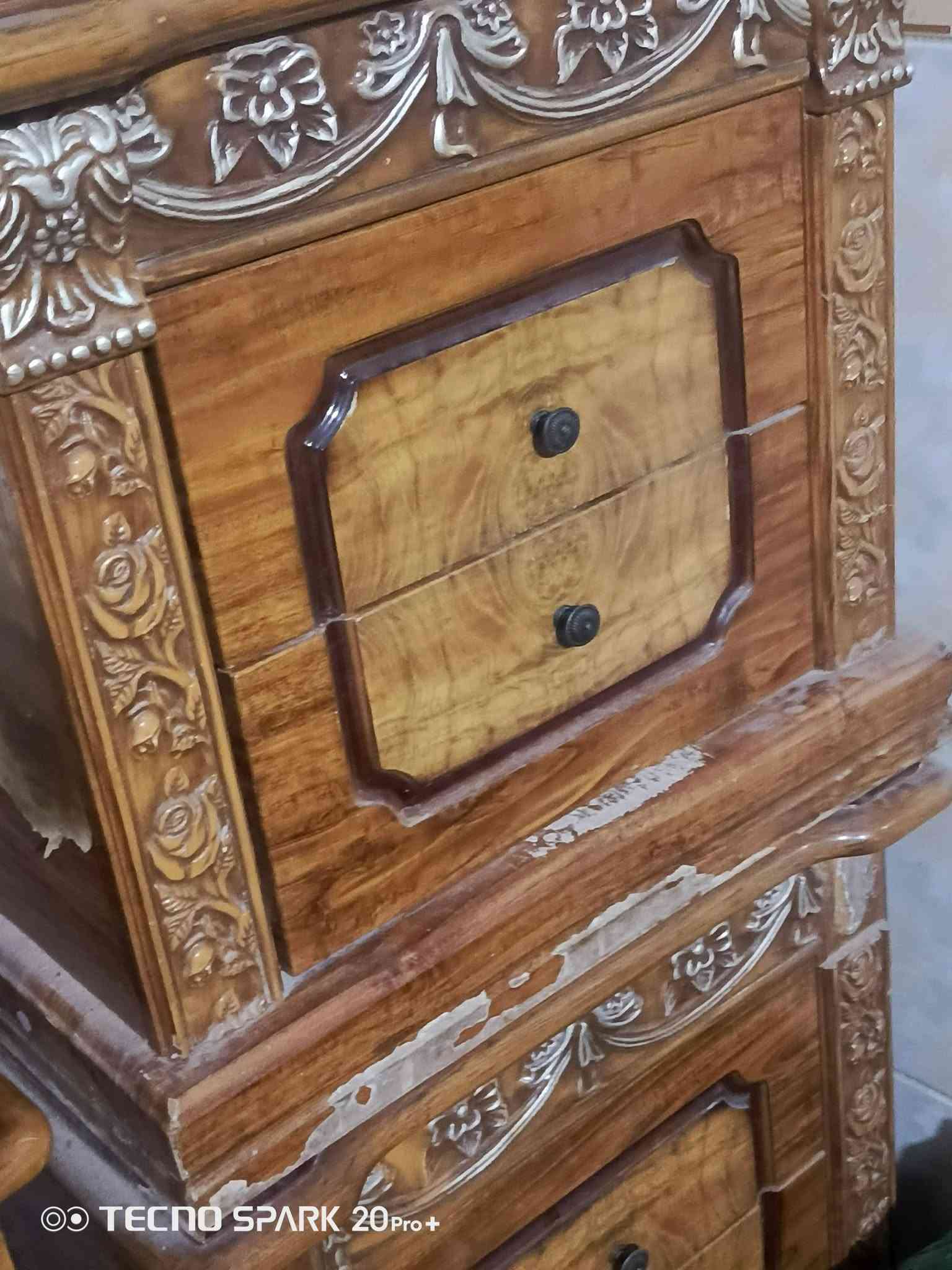غرفة اخشاب تركي ماليزي نظيفه الجربايه فقط تاج ماموجود الجربايه  الغرفه نظيفه  قيم بما يرضي الله وخذوه العنوان كربلا للاستفسار المرسله ع رقم ***********

نص مكتوب في الصور:
- TECNO SPARK 20 Pro+