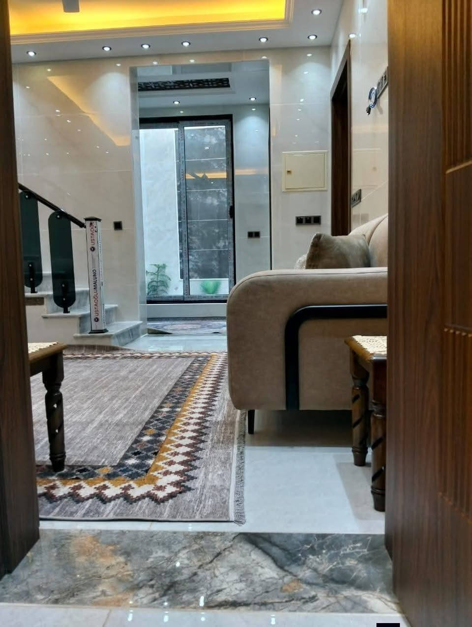 بيت للبيع ركن طابو زراعي مساحة 320م  بناء حديث مودرن يبعد عن شارع  حي المعلمين 150م في حي المرتضى بناء طابوق صب كونكريت 4غرف نوم مطبخ صاله استقبال منور حديقة داخلية مجمع صحيات داخلية وخارجية كراج سياره عدد 2 حديقه كبيره  الاستفسار ***********
