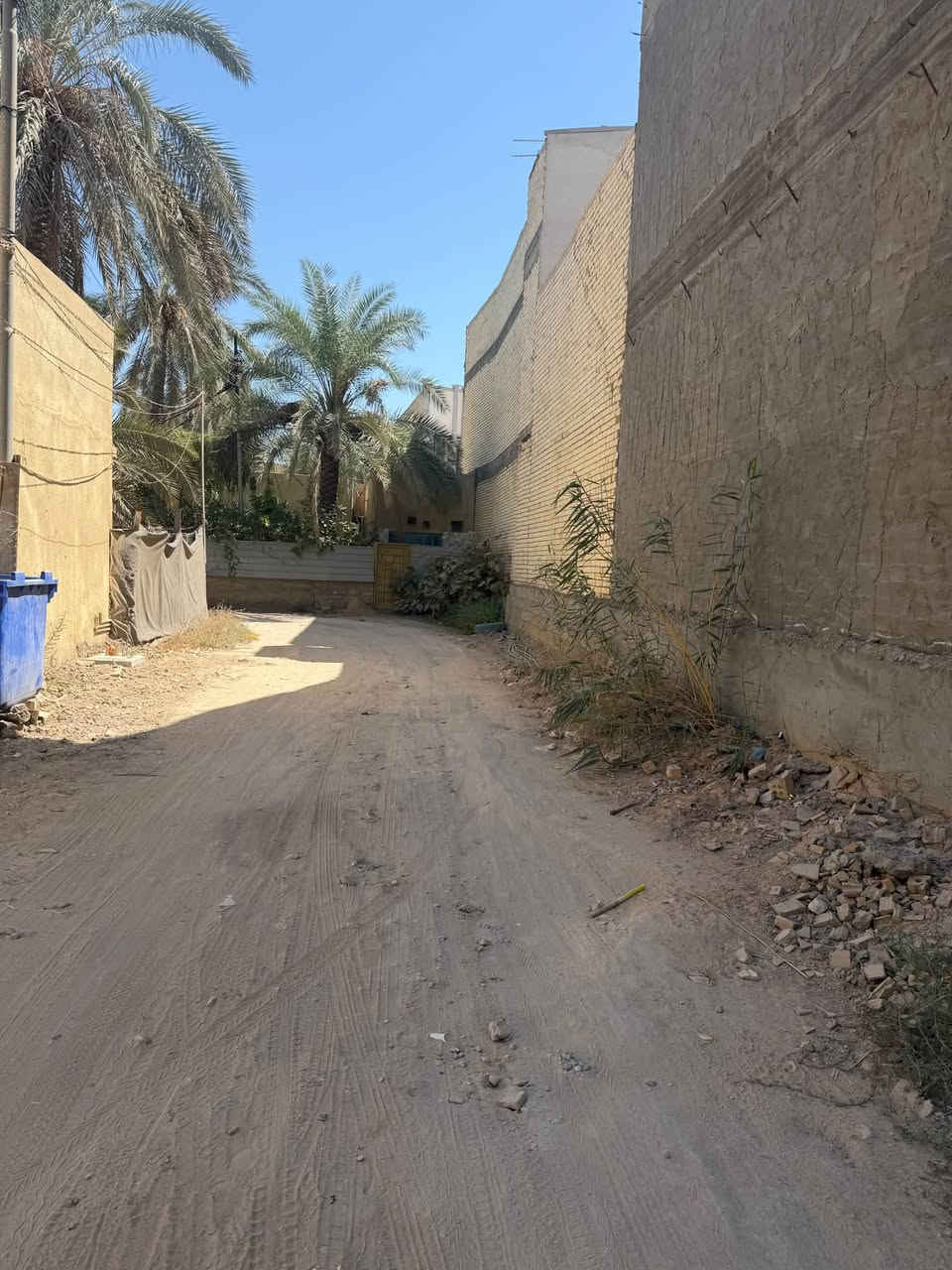 قطعة ارض ركن حي العباس الفرع الاول
على ثلاث شوارع
الواجهه 15.5 والنزال 20
مساحتها 310 متر 
الاستفسار الاتصال ***********
