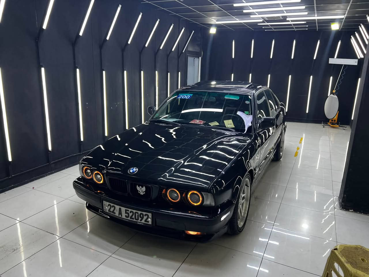 سلام عليكم 🫡 
بيئم دبليو 1993 فول فول مواصفات ☝🏽
اصل فصل 525 گير توماتيك بلادي 💯
السياره من الدعاميه للدعاميه كله بلادي 👍🏽
سلايت كهربائي + كشنات جلد + كشنات تدفئه 
تبريد ثلج ثلج 🥶 + لايتات زينون + لايتات حلقه 
بجم عريض + وياله و دعاميات M + دبل ايرباك 
بريك ABS + ماشالله بحياتي ماشايف هيج تبريد بارد 🥶
گير محرك بشرط بل باكيت لا صرف لا بخار كلش جديد 🆕 
الله شاهد سياره مال جناي شغل و اطلع دينار مصرف مابي
تخم تايرات جديد + صدر امامي خلفي جديد + دسكات جديد
السياره بدون ضربه + بدون خياس + فقط صبغ جماليه فقط ماشاءلله ماباقي هيجي سياره نضيف الي يشتريها يشوف الف خير
رقم اربيل رقم سنويه هزه كله جديد بسمي شخصي لحد 2031
العنوان ~ كلار قضاء سليمانيه 📍
السعر ~ 77 ورقه وبيها مجال 💸
الهاتف ~ ***********
اخوان السوك كلشي بي حتى ب 20 ورقه اكو بس كلشي بسعره 
ملاحظة ~ تجي اذا مو مثل المنشور و مو مثل الصور مصاريفك عليه
