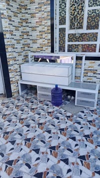 غراض حلاقه (ميز ومرايات ورفوف) للبيع مناسبات 07827956542