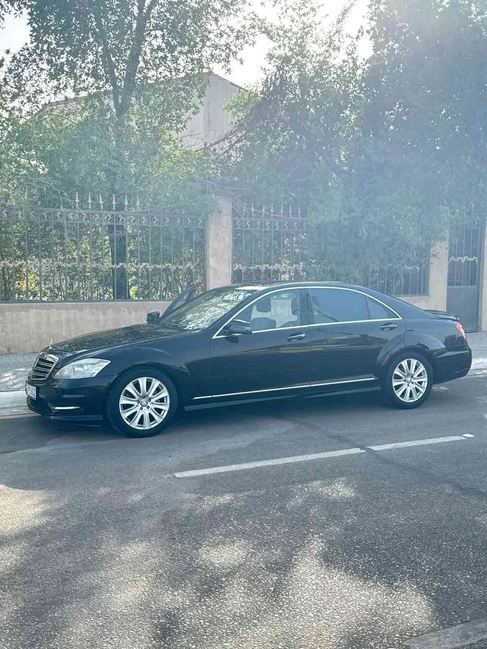 السلام عليكم 
مارسدس s350 2008
خليجي باب طويل فول مواصفات
بيها قطع صبغ ابيع حزام اثر جراد
بدون حادث
دهن جديد يوم بدلت
رقم بغداد تحويل ثاني يوم
سعر 140 وبيها مجال
***********

نص مكتوب في الصور:
- 1
