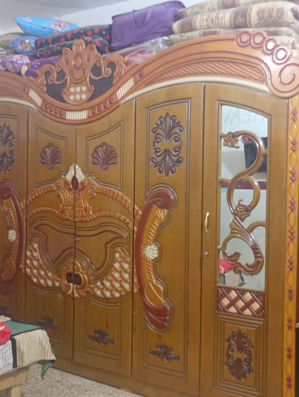 تخم للبيع سعره ٢٥٠وبي مجال كنتور نجاره ٣٠٠وبي مجال مستعجله عل بيعتهن وغرفه نوم ٧٠٠

نص مكتوب في الصور:
- ليث مصطفى