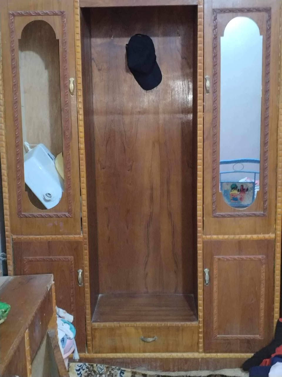 غرفه اخشاب كامله كنتور وزاويه وميز تواليت وجربايه وبحاله جيده السعر خاص رقم /*********** المكان بغداد ابو غريب
