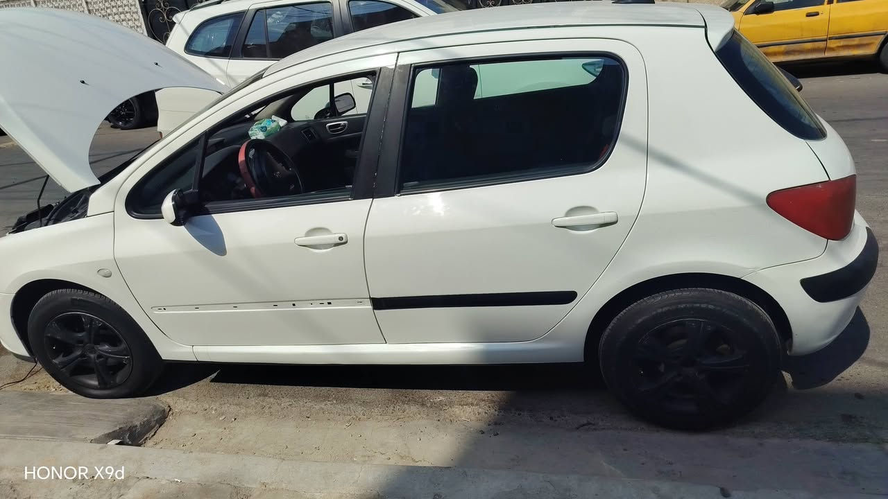 بيحو 307 للبيع
سياره كامله بيه نواقص بسطيه
سنويه منتهيه
تبريد شغال
تخم تايرات جديد
صدر مشتغله جديد
بيه كم مكان ضربه مصلح وكامل
غرفه جديده
السعر 47 ورقه وبيه مجال بسيط
حي القاهره ***********

نص مكتوب في الصور:
- HONOR X9d