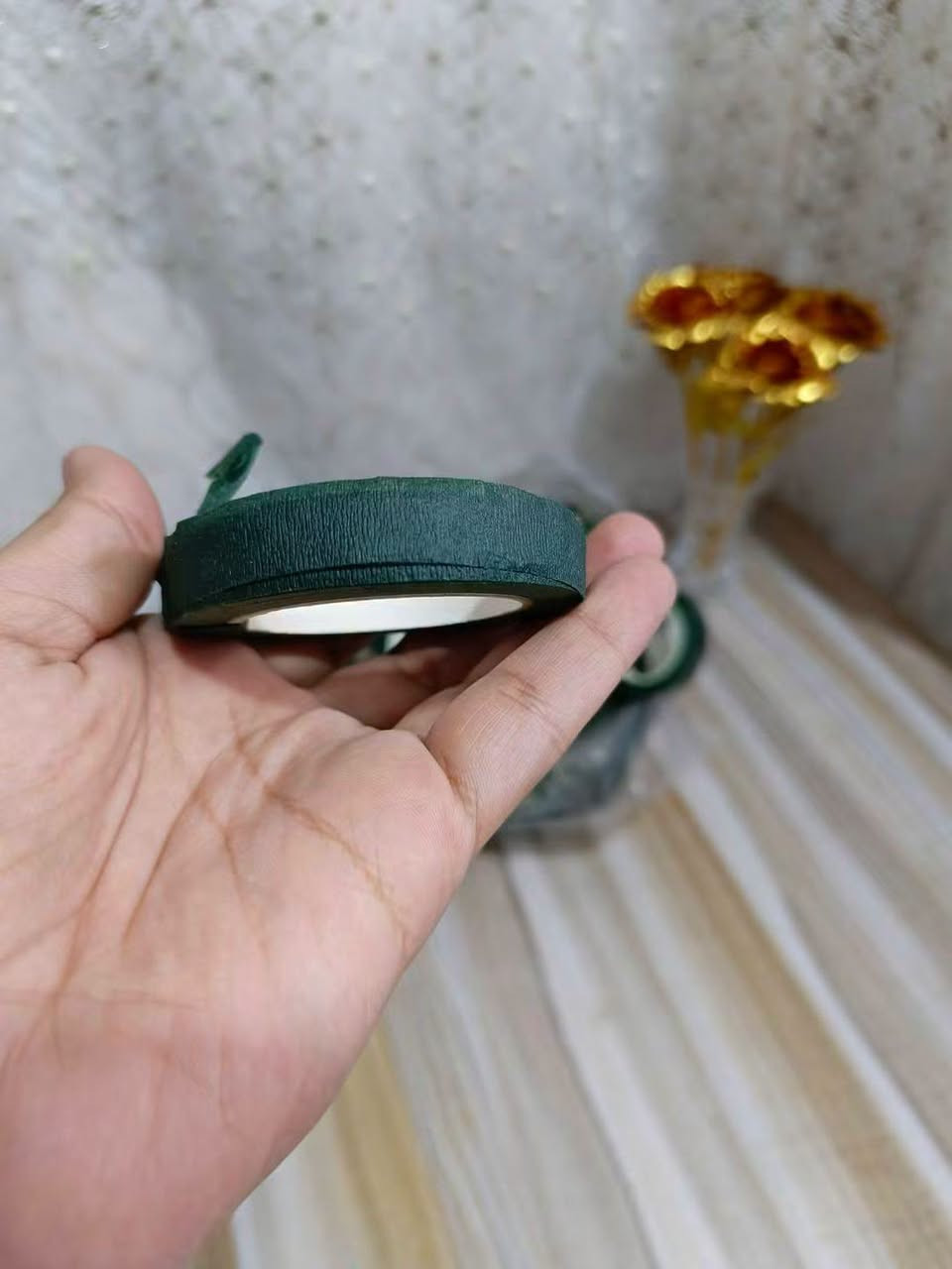 🌿 شريط أخضر لتنسيق الزهور والأعمال اليدوية
شريط مرن وسهل الاستخدام، مناسب لتنسيق باقات الورد، تغليف السيقان والأغصان، والأشغال اليدوية والديكورات.
متوفر 80 قطعه  
سعر القطعه 1000 
3قطع 2000
