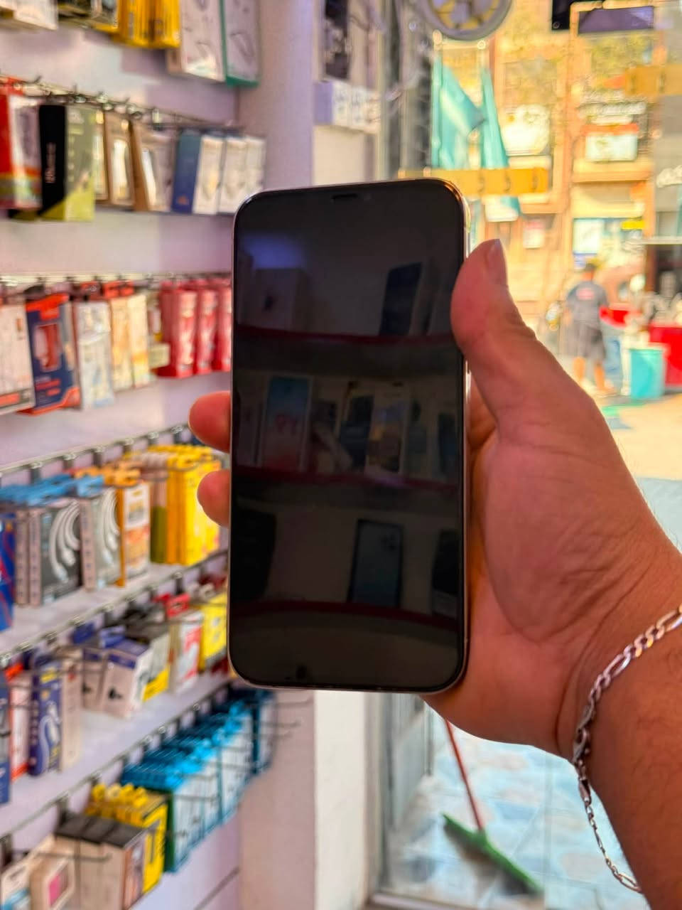 السلام عليكم 🫡 
للبيع iPhone 12 pro max 
ذاكرا 256 
نضافه 90% لون أبيض 
الجهاز كله شغال  مبدل شاشه وبطاريه  نوعيه اصليه حلوه بصمه شغاله
 اتصال انترنيت كامرات كله شغال السعر 320 مكاني بغداد مدينه الصدر  قطاع 18
رقمي*********** بس واتساب هم
