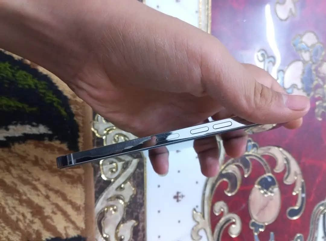 سلام عليكم 13برو ماكس  شرق اوسط ذاكره 256بطاريه 86بلاديه تليفون بعده لزكات  شركه الله يشهد نضافه 100 ملاحضه التليفون راكع وكامرته الاماميه بيه غواش قليل جدا السعر 775 وبي مجال شي بسيط الاستفسار اتصل ***********

نص مكتوب في الصور:
- 85 9:11 حول الاسم iPhone إصدار iOS 26.7 اسم الطراز iPhone 13 Pro Max رقم الطراز MLLC3AA/A الرقم التسلسلی MQ733R62FF الأغاني 0 الفيديوهات 0 الصور 4 السعة 256 غ.ب. متوفرة 236.01 غ.ب. عنوان Wi-Fi 5C:50:D9:16:26:A6 Bluetooth 5C:50:D9:25:F3:57 البرنامج الثابت للمودم 5.51.03
- 9:20 81 حالَة البَطارِيّة والشَّحن كما هو الحال مع البطاريات القابلة لإعادة الشحن, بطارية الهاتف قابلة للاستهلاك وتصبح أقل فاعلية مع الوقت. معرفة المزيد... الحد الأقصى للقدرة 86% هذا قياس لقدرة البطارية مقارنة بقدرتها عندما كانت جديدة. قد يُسبب القدرة المنخفضة بتقليل ساعات الاستخدام بين عملية الشحن الأخرى. أقصى قدرة للأداء تساعد الأنظمة المضمنة في النظام والمكونات في تخفيف آثار الأداء التي قد تلاحظها أثناء التقدم الكيميائي في عمر بطارية iPhone. شحن البطارية المحسن للحد من استنزاف عمر البطارية, يتعلم الـ iPhone من عادات الشحن اليومية, بحيث ينتظر ولا يتجاوز 80% حتى يحين موعد حاجتك إلى استخدامه.