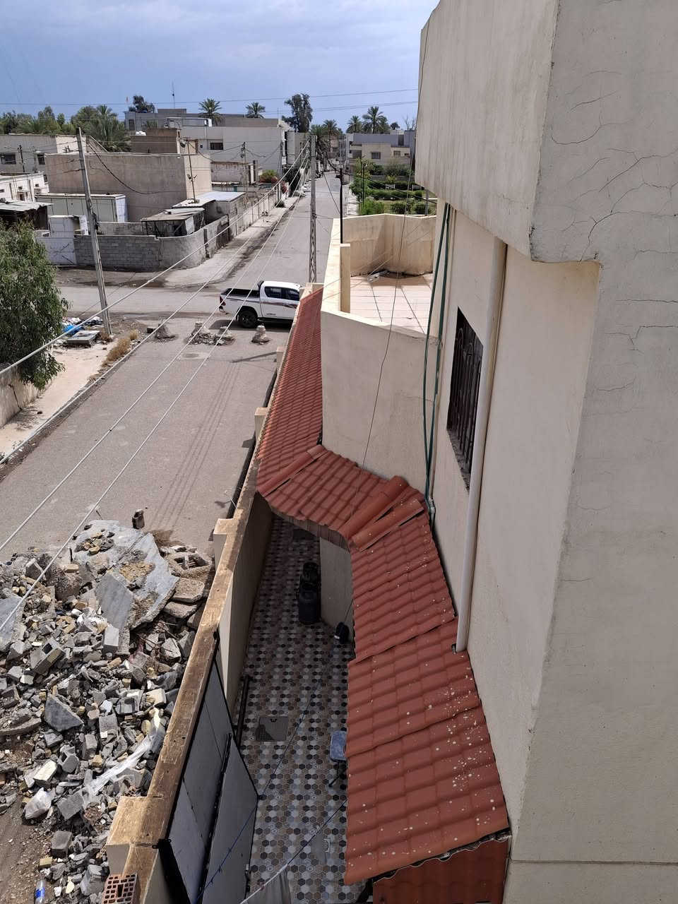السلام عليكم.
دار سكن طابقين ركن لبيع  180م
المقداديه حي العصري مجاور المكتبه العامه او مجاور مول محمد سامي 
يحتوي على غرفتين نوم وصاله واستقبال ومطبخ وصحيات وكراج سياره وحديقه
السعر 200 مليون
 لتواصل ***********
