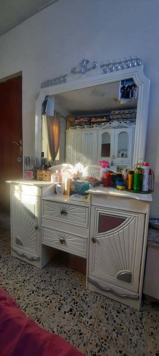 السلام عليكم غرفة نوم صاج عراقي وتصميم تركي النظافة ٩٠% الغرفة تجي ٨ قطع رايدها ب900 الف قفل الاستفسار :*********** فقط واتساب
