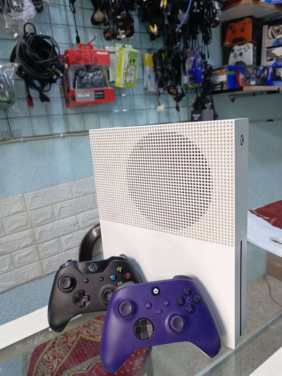 Xbox One S 
500GB
مامفتوح لوك ستيكر 
ويا 60 لعبه الجهاز معدل تريد ترجعو اونلاين تكدر بس تخلي نت يروحن 
ويا جوستك اصلي بيها مشكله بل R2 يضل يدوس 
وجوستك ثاني تشتغل واير تايب سي مابيها مشاكل
السعر 150 قفل رجائاً لاتكلي بي مجال السعر 155 قفل
العنوان موصل حي سومر مكتب الحسن متوفر توصيل لجميع المحافضات 
***********
***********
