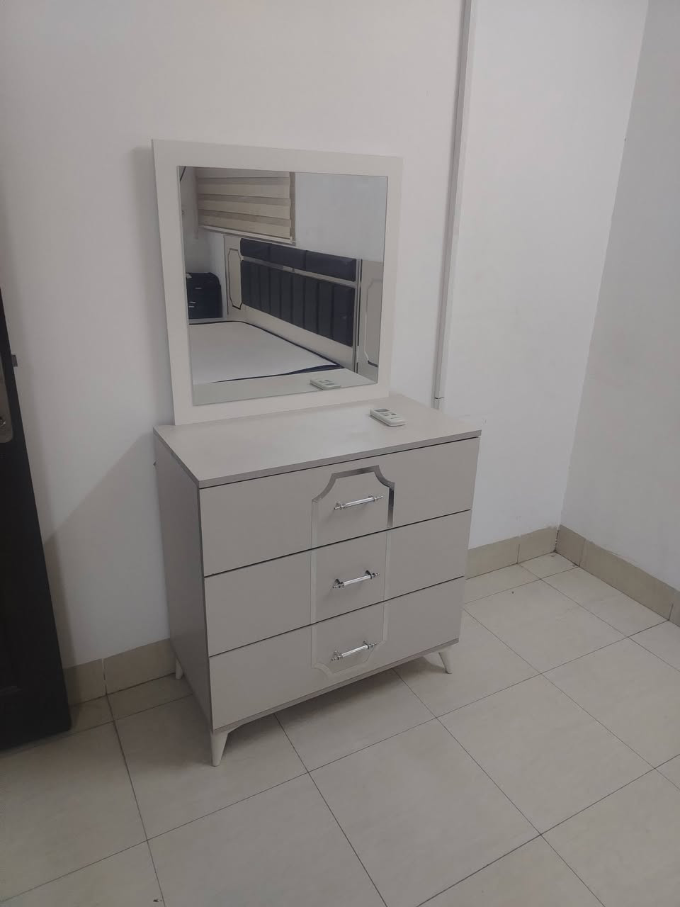 غرف نوم ٥ قطعه سعر خاص نضيفه فول بدون اي عيب شراي يجي خاص *********** واتساب
