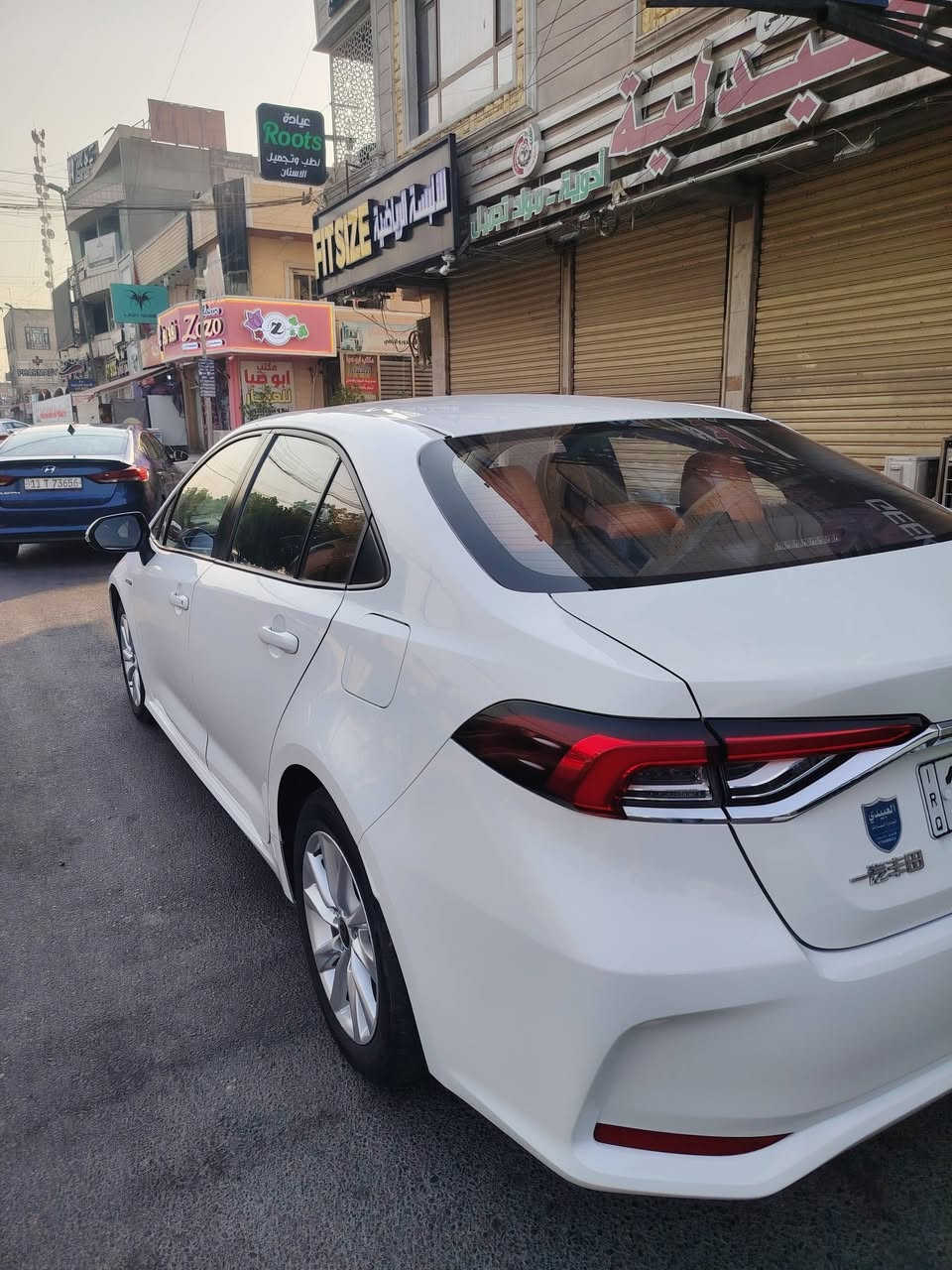السلام عليكم
كورلا هايبرد تجميع الصين موديل ٢٠٢٣ ماشية ٤٧ 
بصمة دخول وتشغيل وصندوق ودخول ذكي 
فتحة سقف 
كراسي الامامية كهرباء والداخل جلد مشمشي 
فول تحكم مقود وشاشة وكامرا دوارة اصلية وباقي المواصفات المعروفة بالكورلا 
كفالة بدون صبغ و بدون تبديل و بدون حالوب بيها مكانين بارد شغل درجة اولى ممبين
السيارة حلوة وبدون شخوط واحلى من الصور 
السعر ١٤٧ بيها مجال حك الجية فقط
مكانها الكريعات معرض العبيدي 
رقم الهاتف ***********
