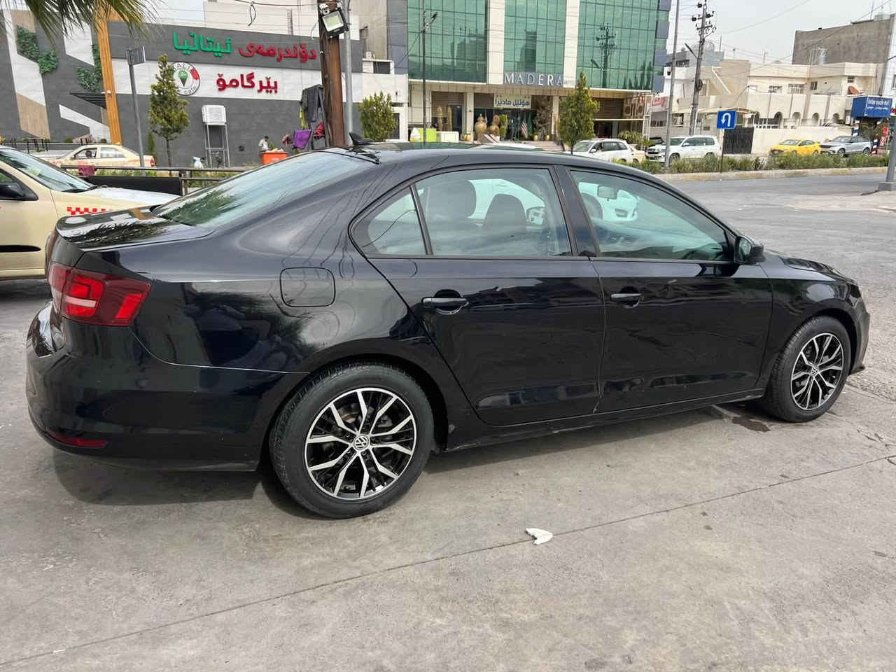 فولكسواكن جيتا امريكي ٢٠١٦
قطعتين بنيت و جملغ امامي بدون دواخل
اربيك ستيرن سيستم
باسمي رقم اربيل
بها اماكن بارد
سعر ١٠٣ ورقة و مجال بسيط
***********
