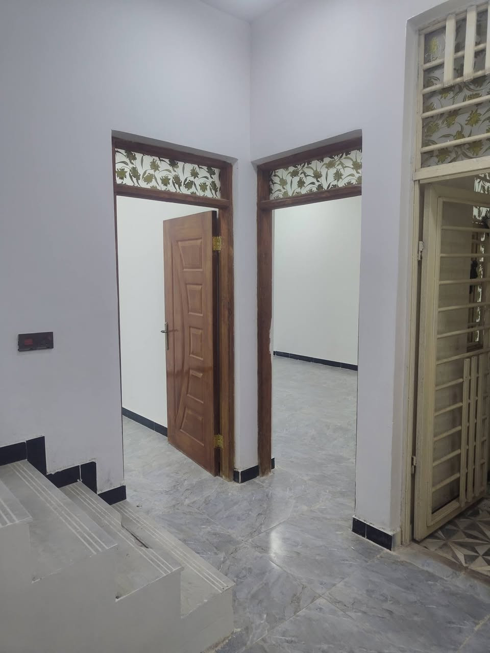 يا الله سلام عليكم بيت زراعي للبيع 
مساحة 120متر 
بناء جديد طابوك صب كونكريت جاهز
غرفتين وديوانية 
 وصالة وصحيات وطارمة ومطبخ ومنور 
خدمات كاملة
يبعد عن التبليط 15متر السعر 58وبي مجال
ناحية سديناوية 
حي الرحمن مقابل صيدلية الروان 
***********
