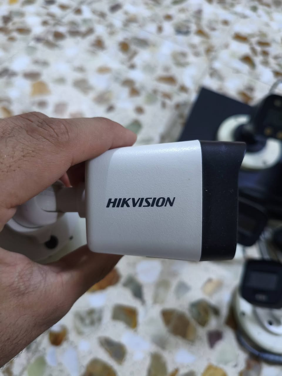 السلام عليكم 
كامرات عدد 4 ملون تصوير ليلي نهاري وdvr وهارد 500 من ماركة HIK Vision جدد والاصلي مع الوايرات الخاصة بيهن الواير الله شاهد الاصلي مو مالتهة العادي هذا اصلي ثخين 
وايرات عدد 2 طول كل واحد 18 متر وواحد طولة 22 متر وواحد طولة 26 متر كلفني 500 الله شاهد الكامرات والواير لان اصلي 
رايدهن ب 200 جدد وين متريد تفحص افحص 
للاستفسار اكثر *********** مكاني بالحلة
