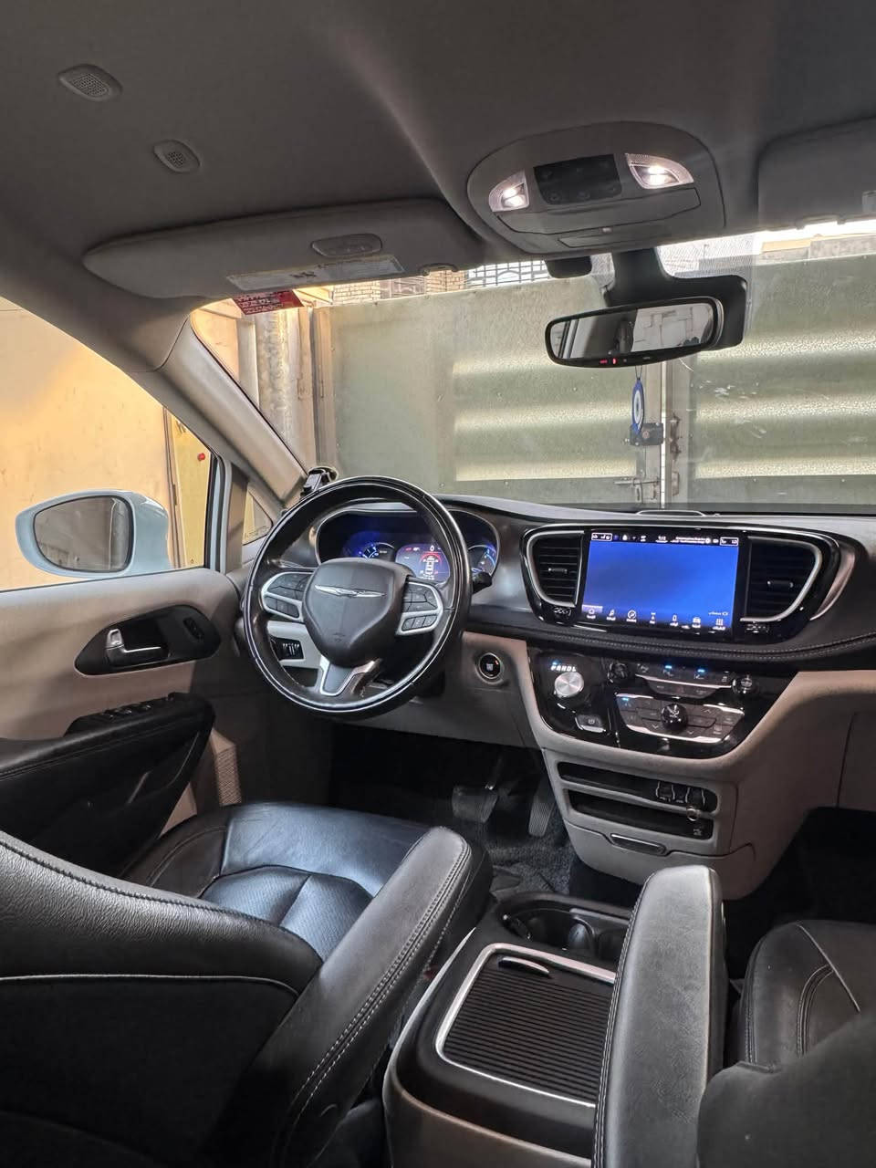 🚘 للبيع Chrysler Pacifica Hybrid موديل 2022 فول مواصفات
• الموديل: 2022
 • المحرك: هايبرد (بنزين + كهرباء) V6 سعة 3.6 لتر + محركين كهربائية
 • القوة: 260 حصان
 • ناقل حركة: أوتوماتيك (e-CVT)
 • الدفع: أمامي FWD
 • الممشى: 94 كم فقط (جديدة كلش)
 • اللون: أبيض لؤلؤي

✅ المواصفات:
 • داخلية جلد فخم بلون أنيق
 • مقاعد كهربائية مع تبريد وتدفئة
 • نظام ترفيه خلفي مع شاشات
 • شاشة وسطية لمس + نظام ملاحة
 • كاميرات محيطية 360°
 • مثبت سرعة ذكي + تحذير مغادرة المسار + رادار مانع تصادم
 • تشغيل بصمة + دخول ذكي
 • USB + بلوتوث + Apple CarPlay / Android Auto
 • إضاءات LED أمامية وخلفية
 • رنجات كروم أصلية

⸻

📌 السيارة فول مواصفات وكالة، ماشية 94 كم فقط، صافية وما ناقصها شي.
📌 هايبرد اقتصادية (بنزين + كهرباء)، تمشي كهرباء بحدود 50 كم والمجموع يوصل أكثر من 500 كم
ملاحضة السيارة وارد امريكي بدون ايرباك بيها جاملغ خلفي فقط صبغ مكاني الدورة *********** السعر 245 وبية مجال
