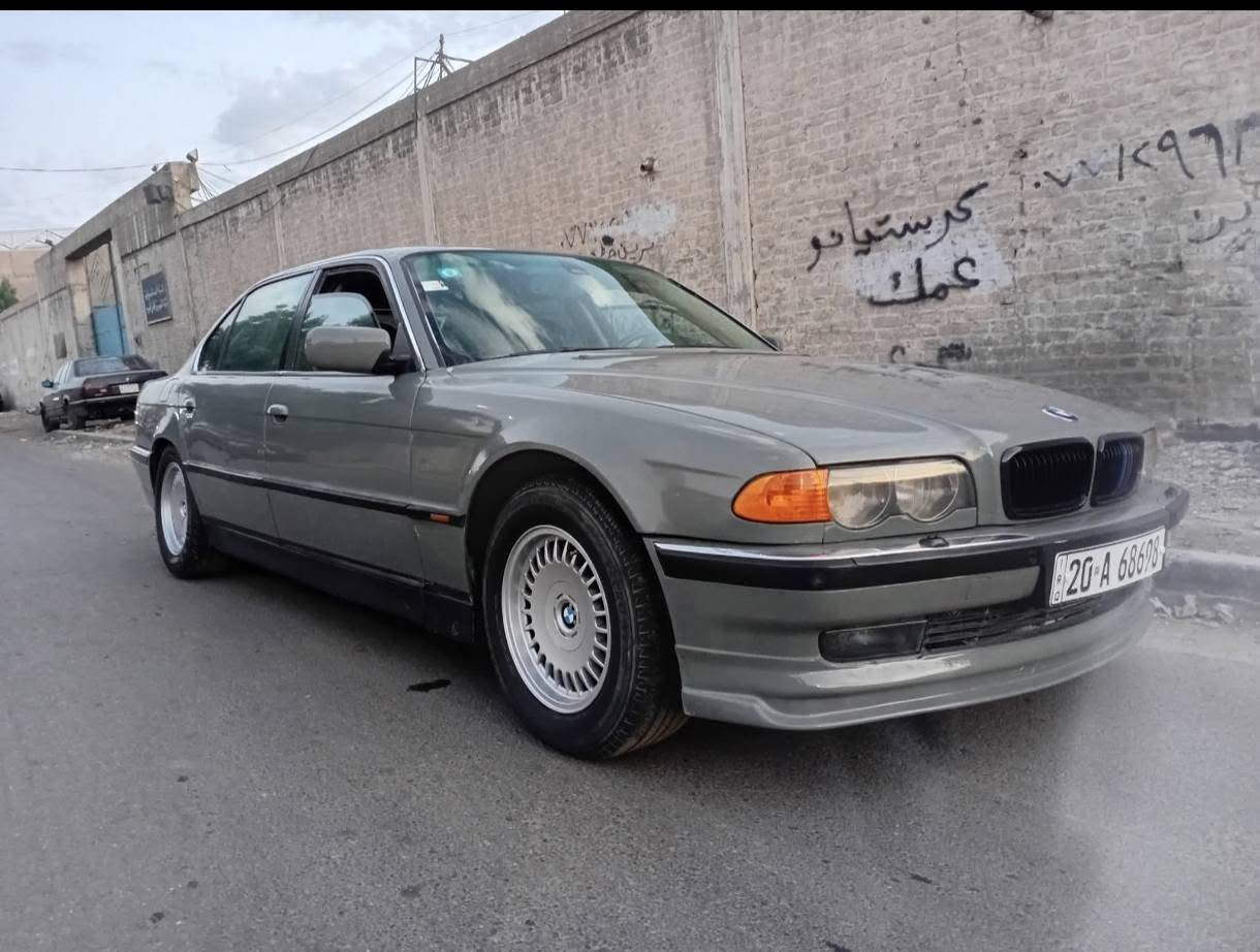 خفاش 740 معروفه مواصفات الخفاش السياره مال جناي جاهزه من كلشي حداده تبريد تخم تاير لايت زنون . محدث الفين رقم جديد بأسمي رايده 90 وبيه مجال 
***********
