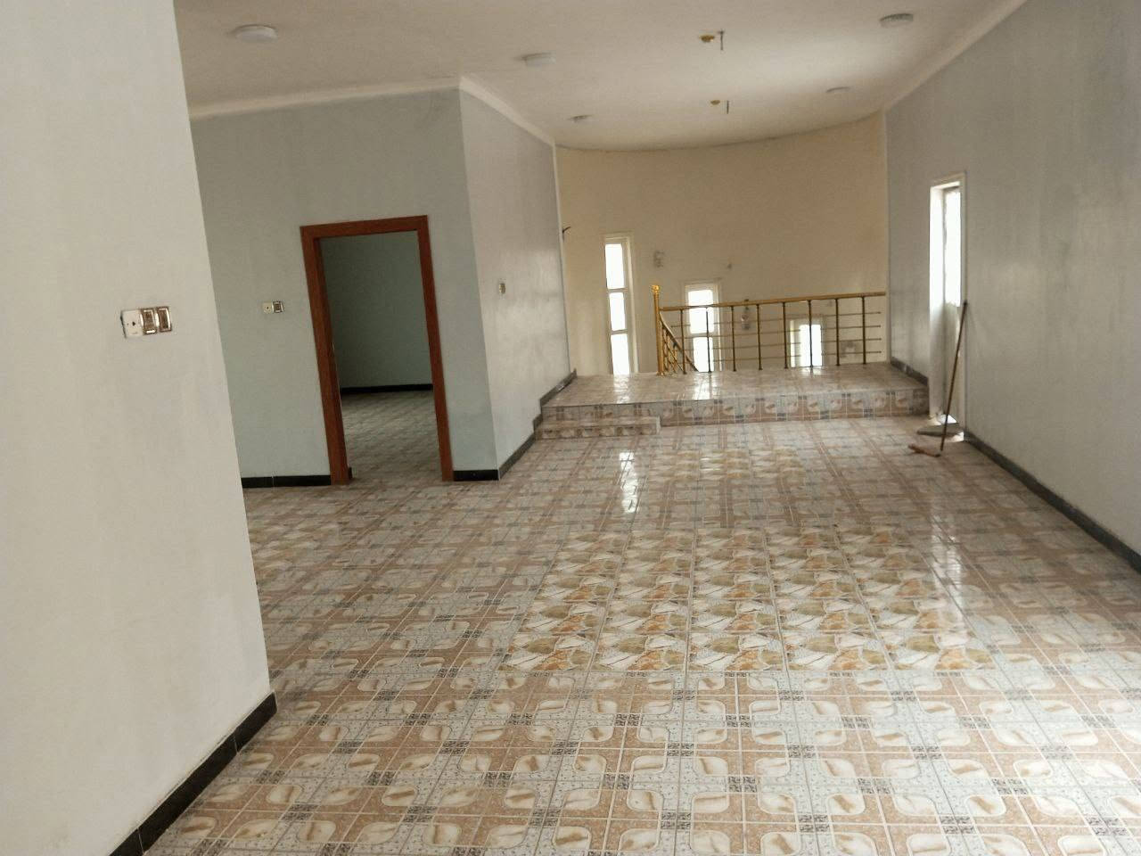 🏡 للبيع بيت سكني في قضاء الدغارة

📍 الموقع: قضاء الدغارة – حي الشهداء، على الشارع الرئيسي
📐 المساحة: 400 م²

🔹 الطابق الأرضي:
• غرفتان، مساحة كل غرفة تقريبًا 5×4 م
• مطبخ
• صالة كبيرة جدًا بطول يقارب 10 م
• استقبال واسع، حوالي 8 م أو أكثر
• صحيات داخلية وخارجية
• ممر يحيط بالبيت من جميع الجهات

🔹 الطابق الأول:
• غرفتان، مساحة كل غرفة تقريبًا 4×5 م
• صالة واسعة حوالي 7 م
• صحيات

🔹 المميزات الإضافية:
• كراج
• حديقة
• يحتوي البيت على محل
• موقع مميز على الشارع الرئيسي
• مناسب كبيت سكني أو معهد أو مشروع استثماري

📞 للاستفسار والتفاصيل، مراسلتي
واتس اب / ***********
