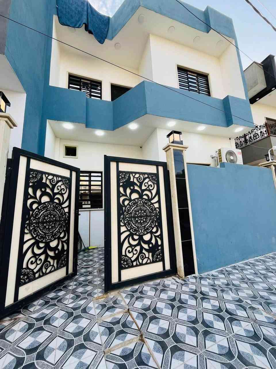 دار للبيع بسعر مناسب
المساحه 107 متر مربع طابقين 
يارمجه الشرقيه الثانيه موقع مرتب
واجه 6.70سم والنزال 16 متر 
ملك صرف سند طابو الزهور
يتكون الدار من ثلاث غرف نوم وهولين واستقبال ومطبخ وصحيات عدد 2 وغرفه سويت وسطح ناصي وسطح عالي 
الدار بناء حديث 2025
مواصفات الدار ارضيه بورسلين الجدار سيراميك سقف جبسن بورد مع سقوف ثانويه وابواب تركي مع ابواب بلاستك نضام كامرات مع نضام تبريد مركزي دكتات 
السعر مناسب جدا 91 مليون وبي مجال 

للاستفسار او مراجعه مكتب المهند لتجاره العقارات 
عنوان المكتب في حي سومر قرب التقاطع الثاني 
او الاتصال ع الارقام التاليه 
***********مهند 
***********مهند
