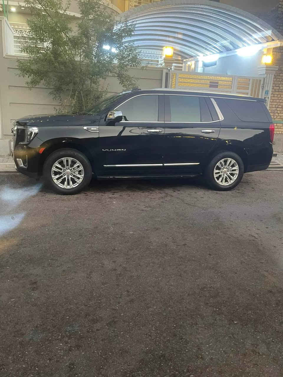 يوكن 2021 خليجي  لون اسود
✅بدون صبغ بدون فتح بدون تبديل✅فقط شخط صغير تحت يده الباب الخلفي وتم معالجته 

كفالة محرك وكير ✅ ماشيه 191الف كيلو✅

رقم بغداد باسمي ✅ فول ماعدى فتحت السقف✅

محرك 5300. مواصفات فول  ✅

رادار امامي + خلفي + جانبي✅

نقطة عمياء✅ تحديد مسار✅

كشنات مخمل  مانع تصادم امامي✅

رادار مانع تصادم خلفي ✅ خمس بصمات✅

كشنات امامي كهرباء  كشن اهتزاز تحذير عن التصادم✅

لون الكشنات بيجي ورصاصي    و ثلاجة ✅

جنطة كهرباء✅ كيجات شاشه الكتروني✅

دوسات كهرباء✅ فور ويل✅

اربع انضمه قيادة✅

ويل 20. كفالة حدادية✅

وباقي مواصفاتSLE المعروفه

السيارة عليها ادامة كامله مكينه كير منظومة تبريد حداده وجاهزه على الأخير 

مكان السياره البصره المعقل رايدها مراوس بيوكن طويل XL خصوصي الي عده يراسلني وتساب 

للتواصل اتصال غير متواجد على الفيس 

***********

