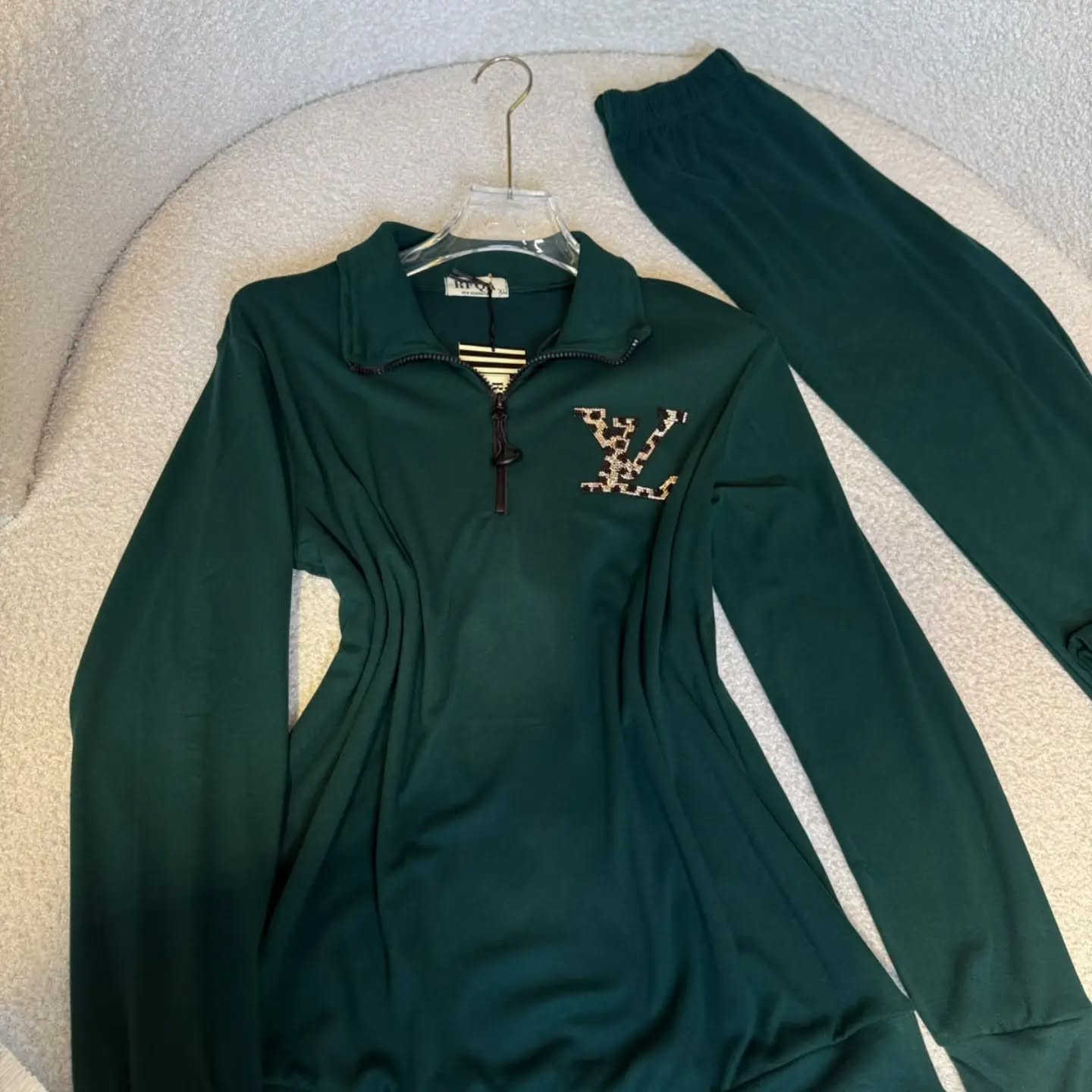 ❄️ موديلات شتائية وصلت  🤎

💰 السعر: [15 الف فقط]
📏 القياسات: [ L..XL..2XL..3XL

📩 للطلب
صورة الموديل 
 القياس 
 اللون على الخاص، 
ونثبت لجِ الطلب ونرسل تفاصيل التوصيل 🛍️

✨ لا تفوتچ، اطلبي موديلچ المفضل هسه!
@Celin_Al_Qaisi

***********
