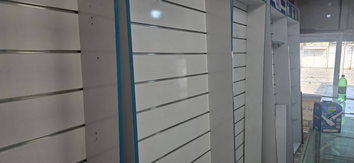 السلام عليكم
10 قطع للبيع قياس الوحدة عرض متر ارتفاع مترين ونص
المكان شارع السوداني أحذية الرواق
تليفون ***********
