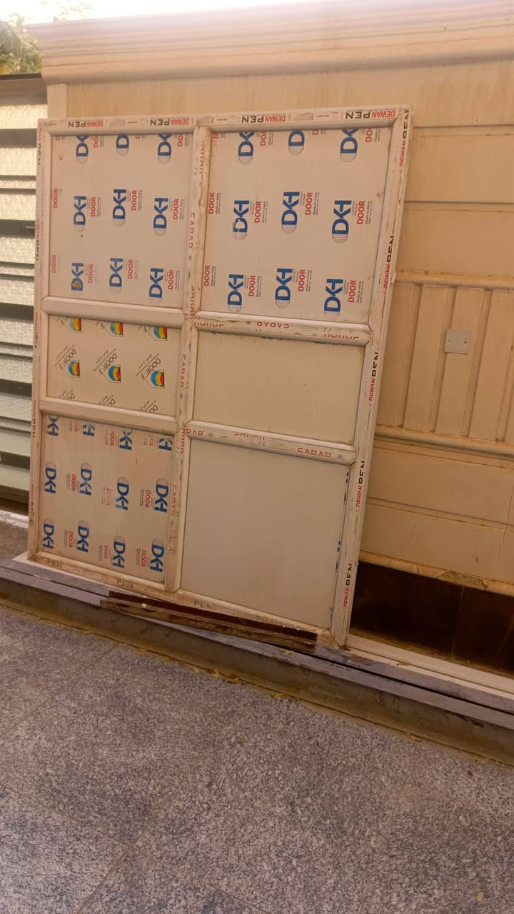 قاطع pvc + باب + شيلمان عدد٢ + فتحة مفرغة 
السعر ١٠٠
*********** واتساب
